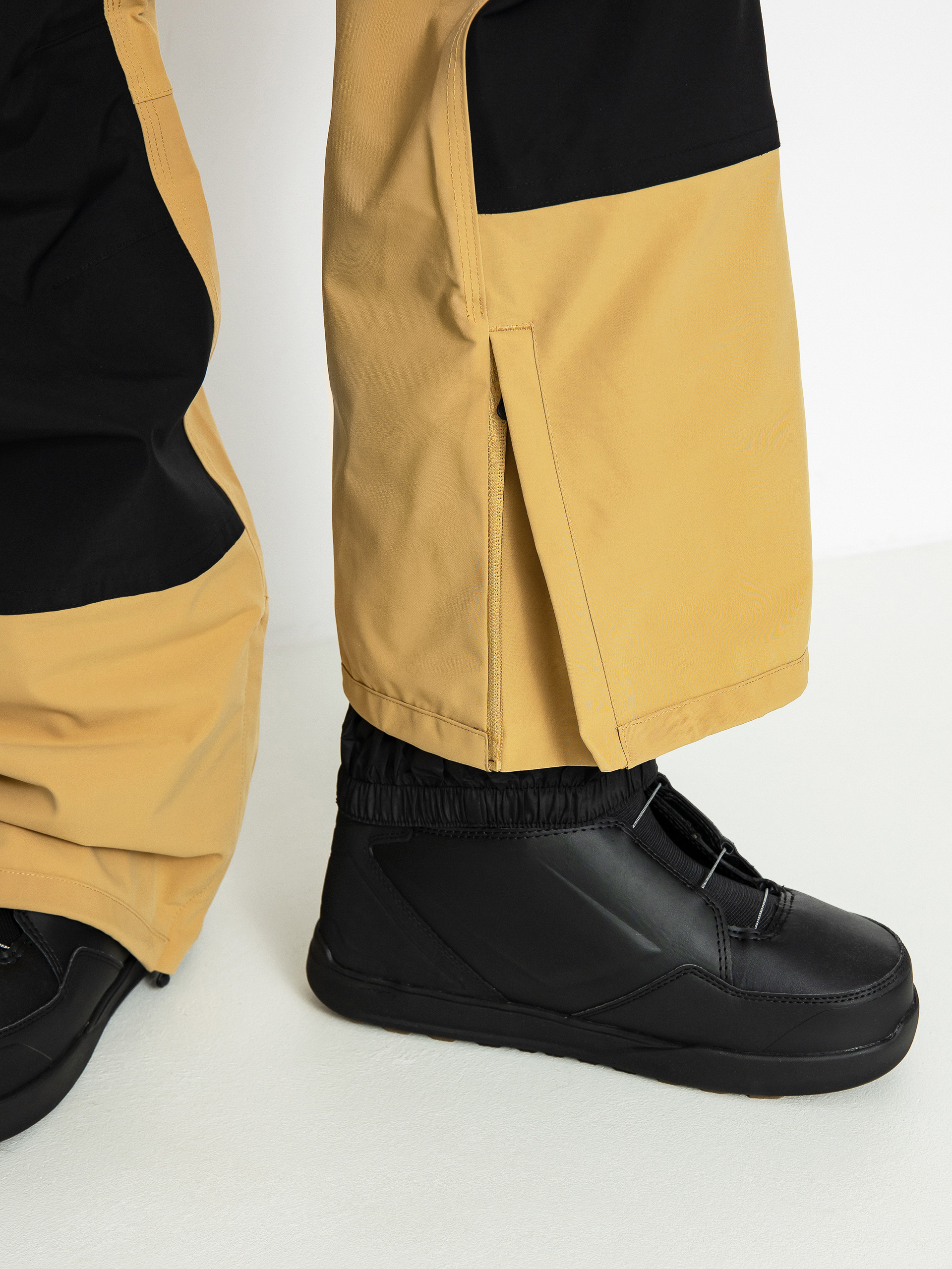 Pánske Snowboardové nohavice ThirtyTwo Basement Bib (black/tan)