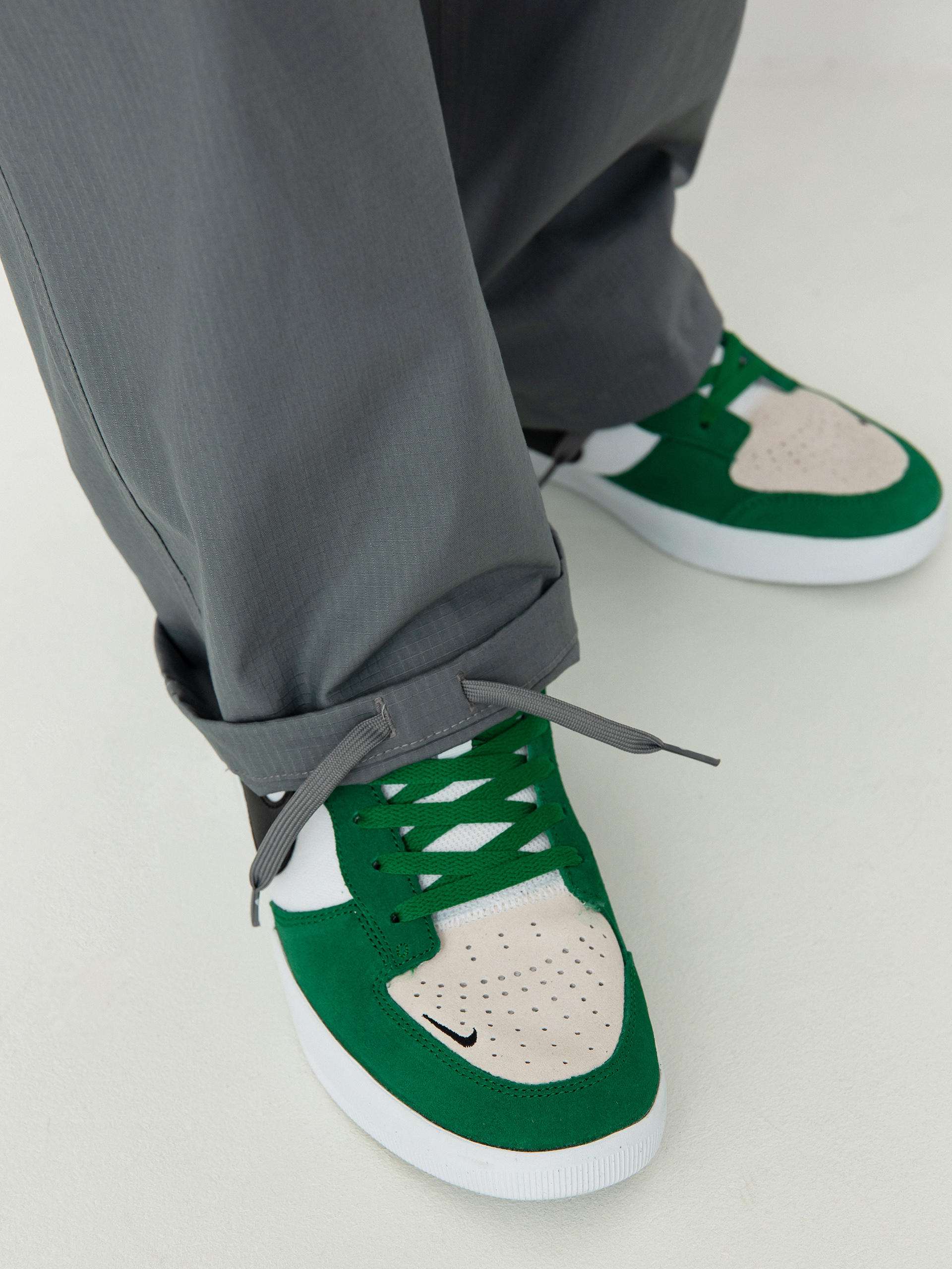 Nohavice Nike SB Kearny Cargo (smoke grey)