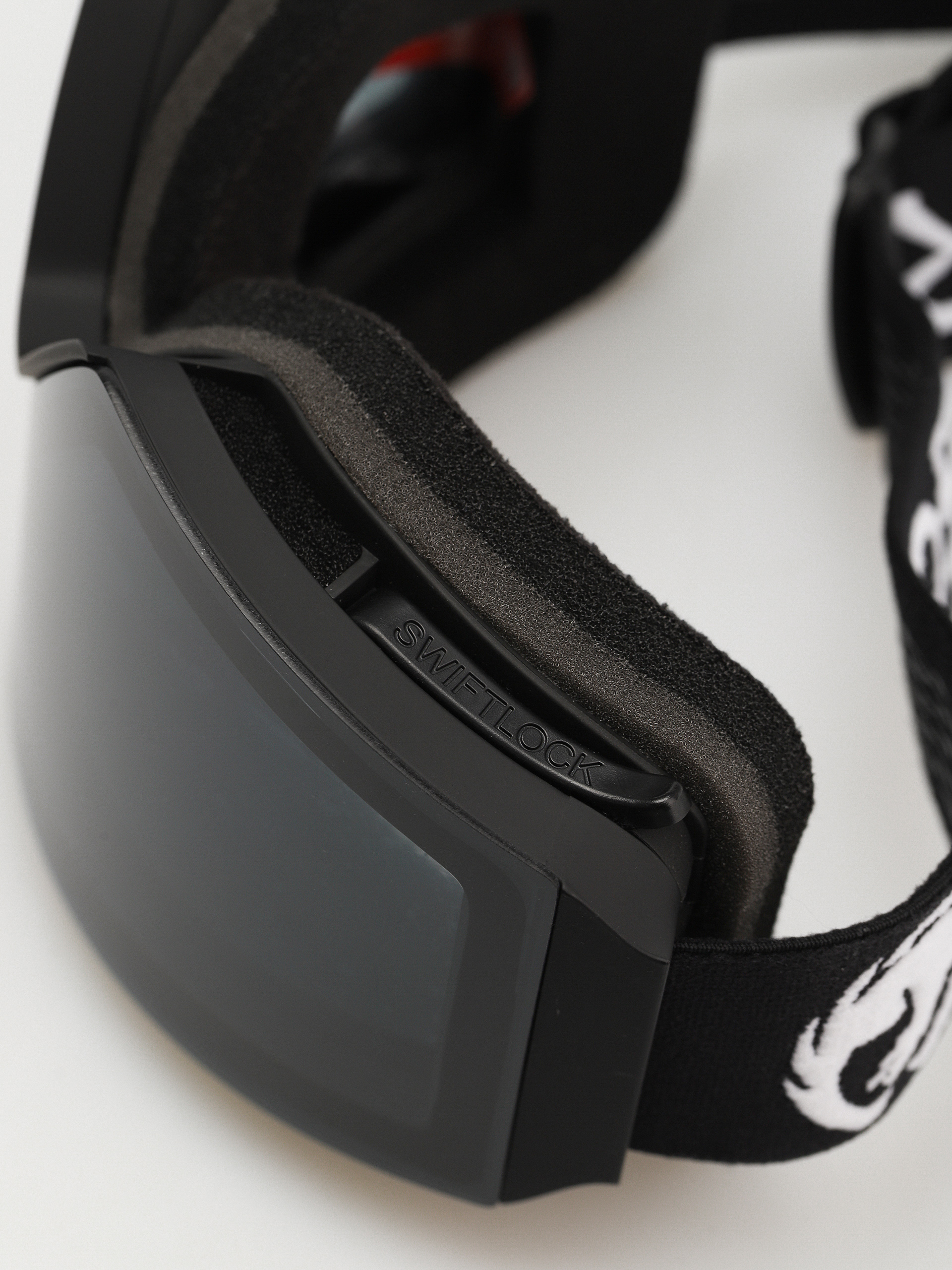 Snowboardové okuliare Dragon RVX MAG OTG (classicblack/lumalens dark smoke/lumalens light rose)