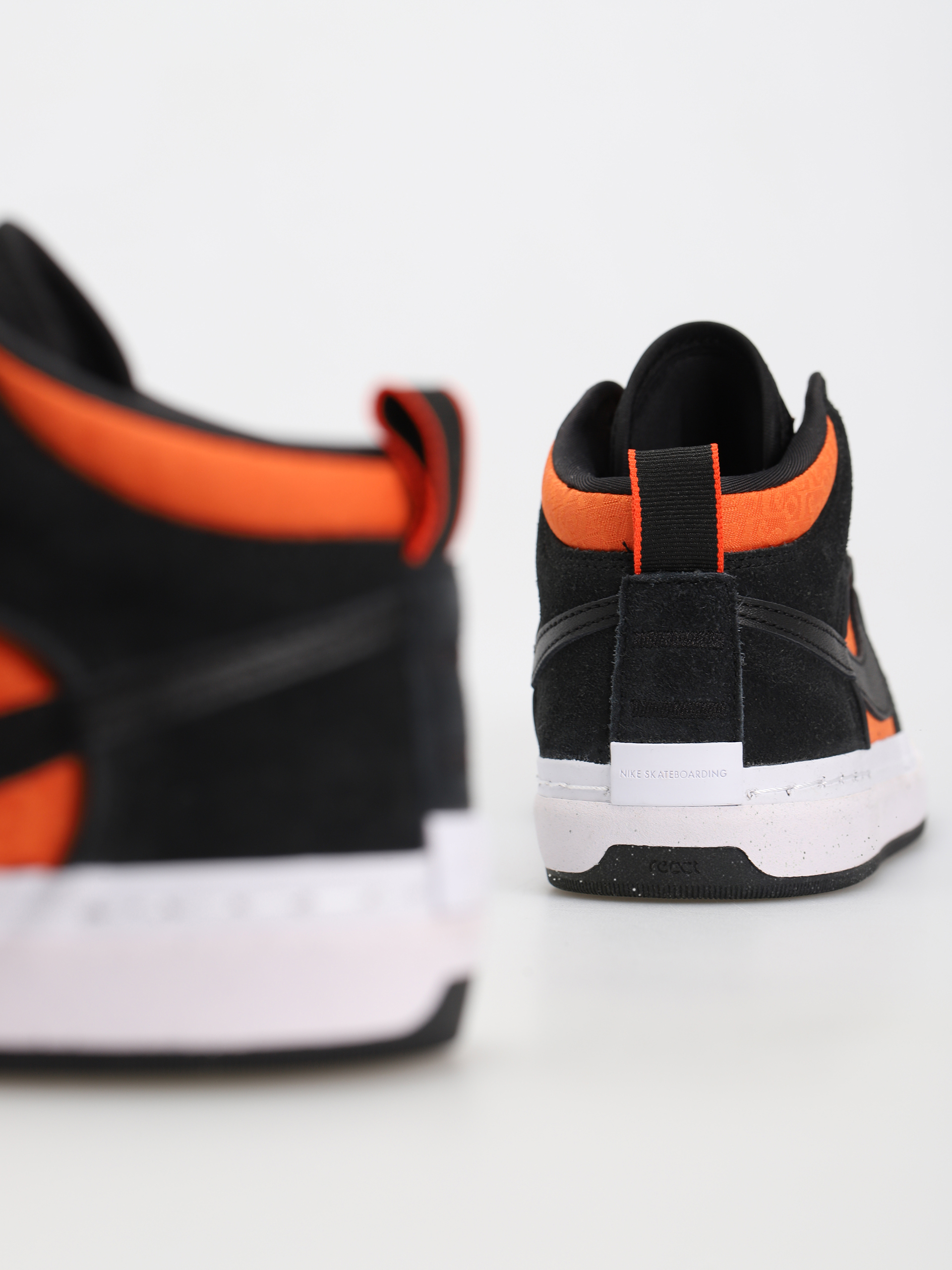 Topánky Nike SB React Leo (black/black orange electro orange)