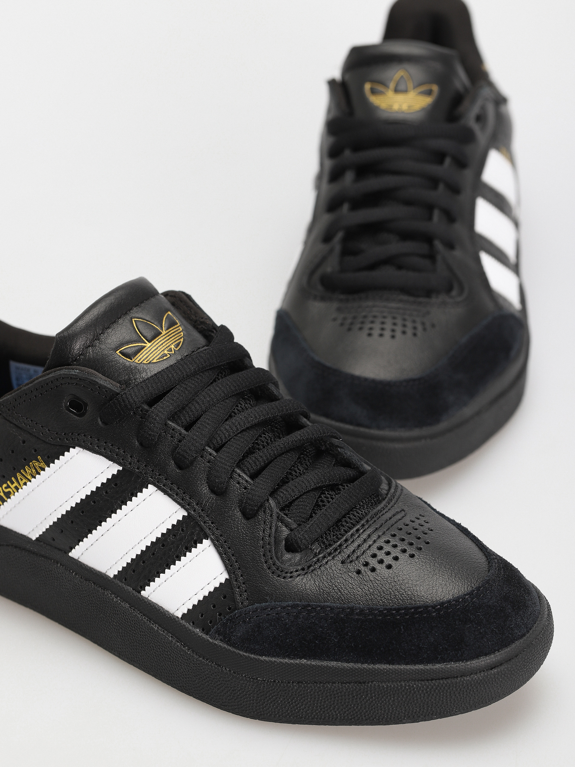 Topánky adidas Tyshawn Low (cblack/ftwwht/goldmt)