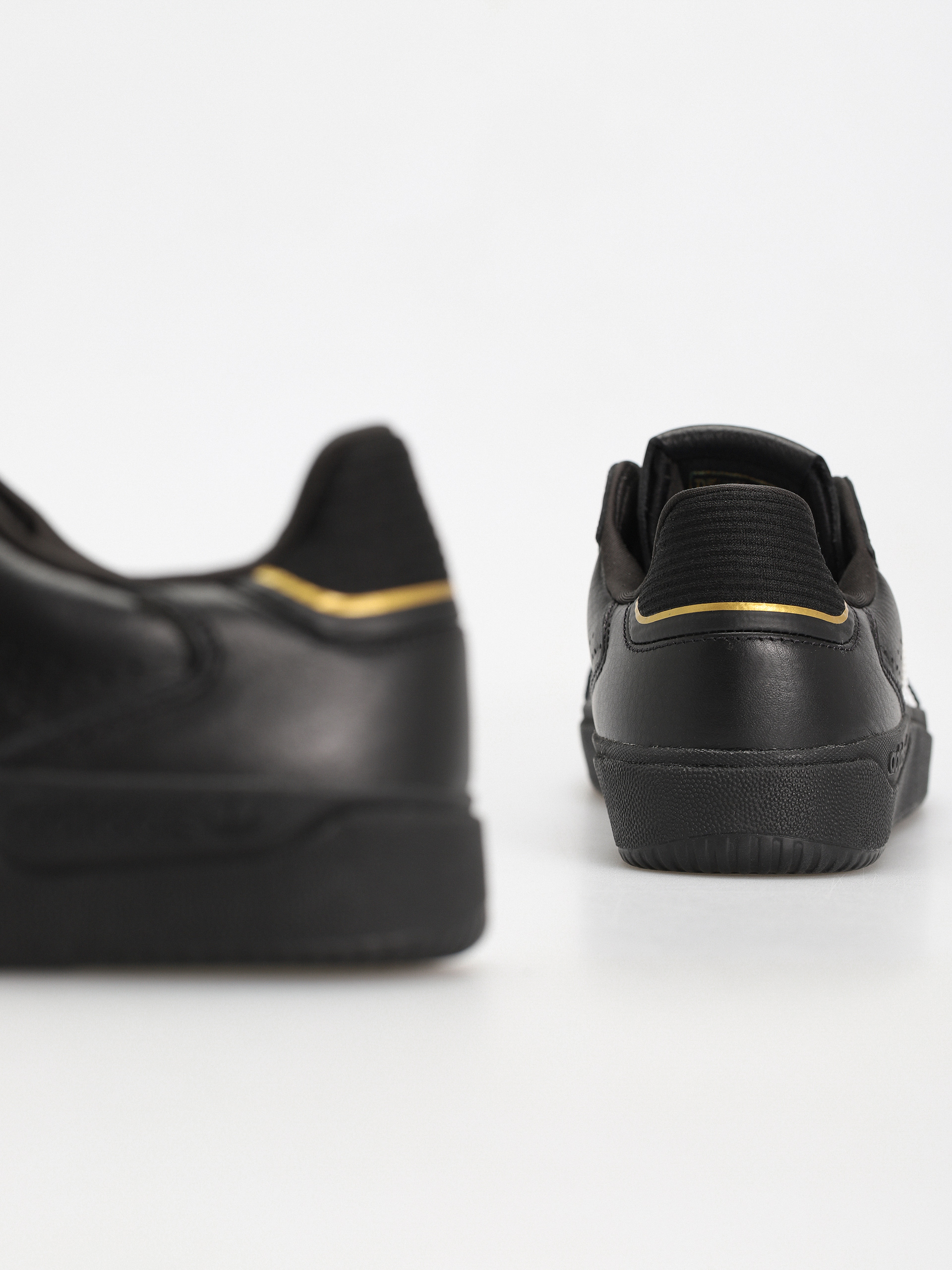 Topánky adidas Tyshawn Low (cblack/ftwwht/goldmt)