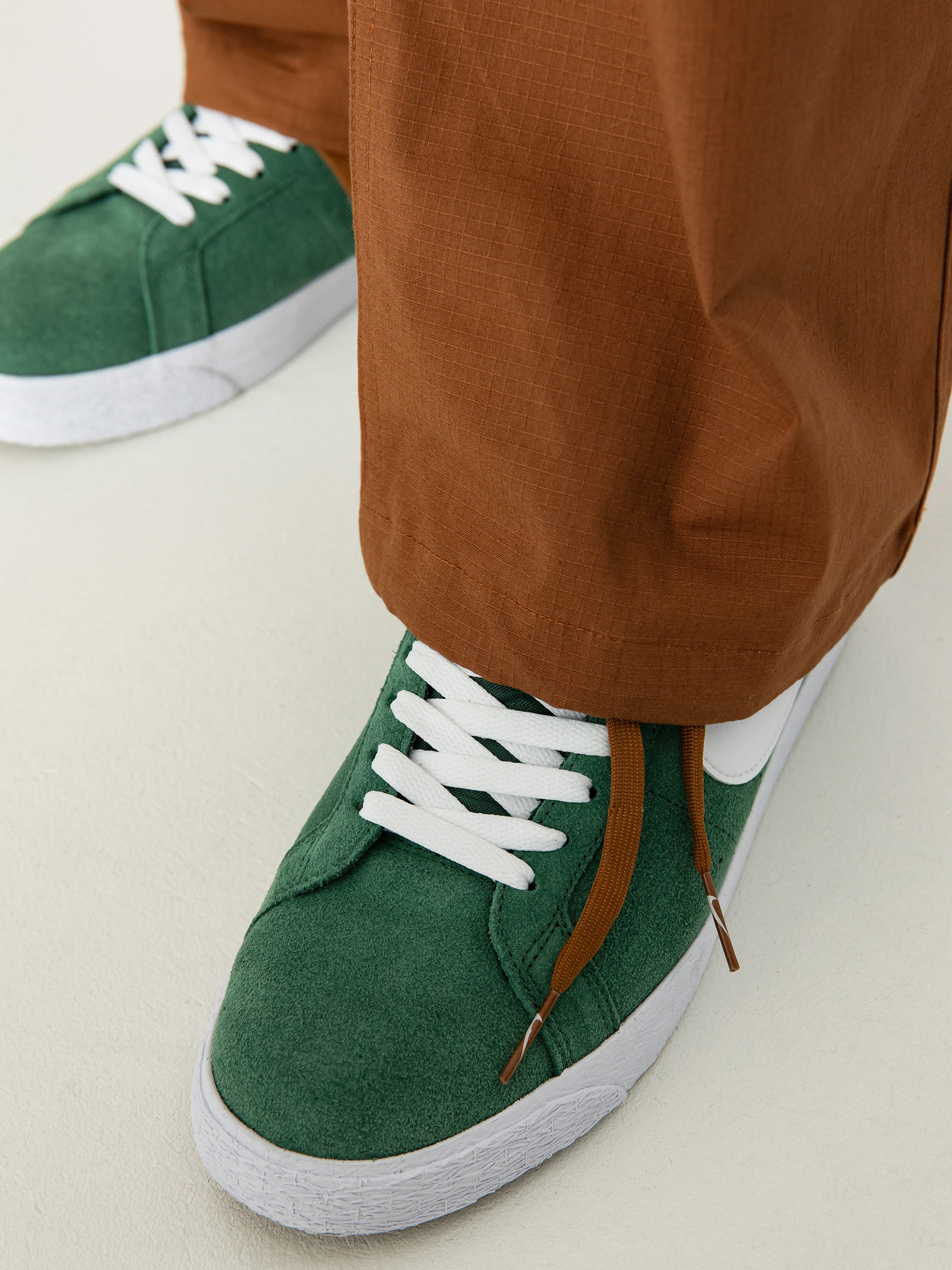 Nohavice Nike SB Kearny Cargo (lt british tan)