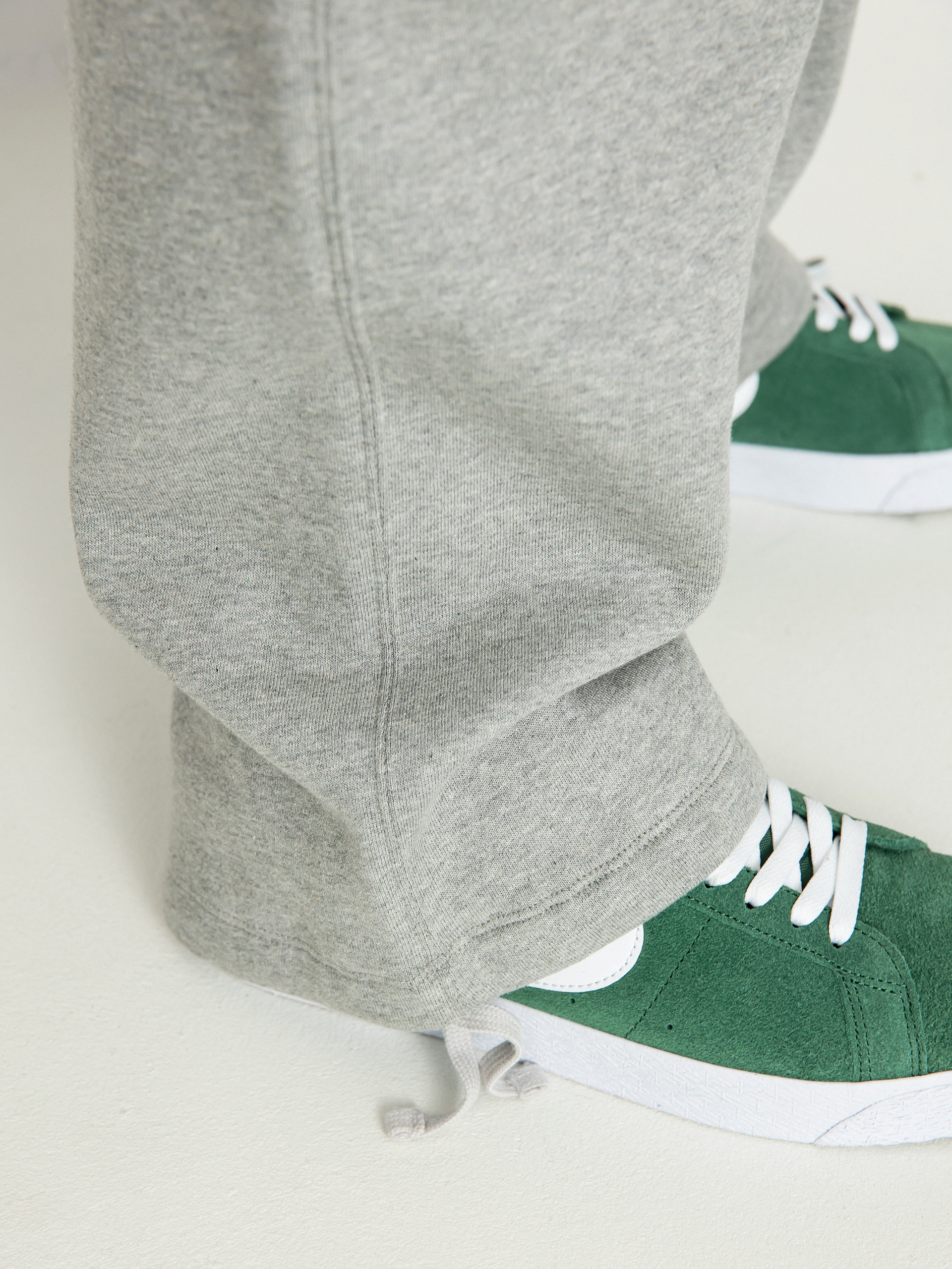 Nohavice Nike SB Swoosh (dk grey heather/white)