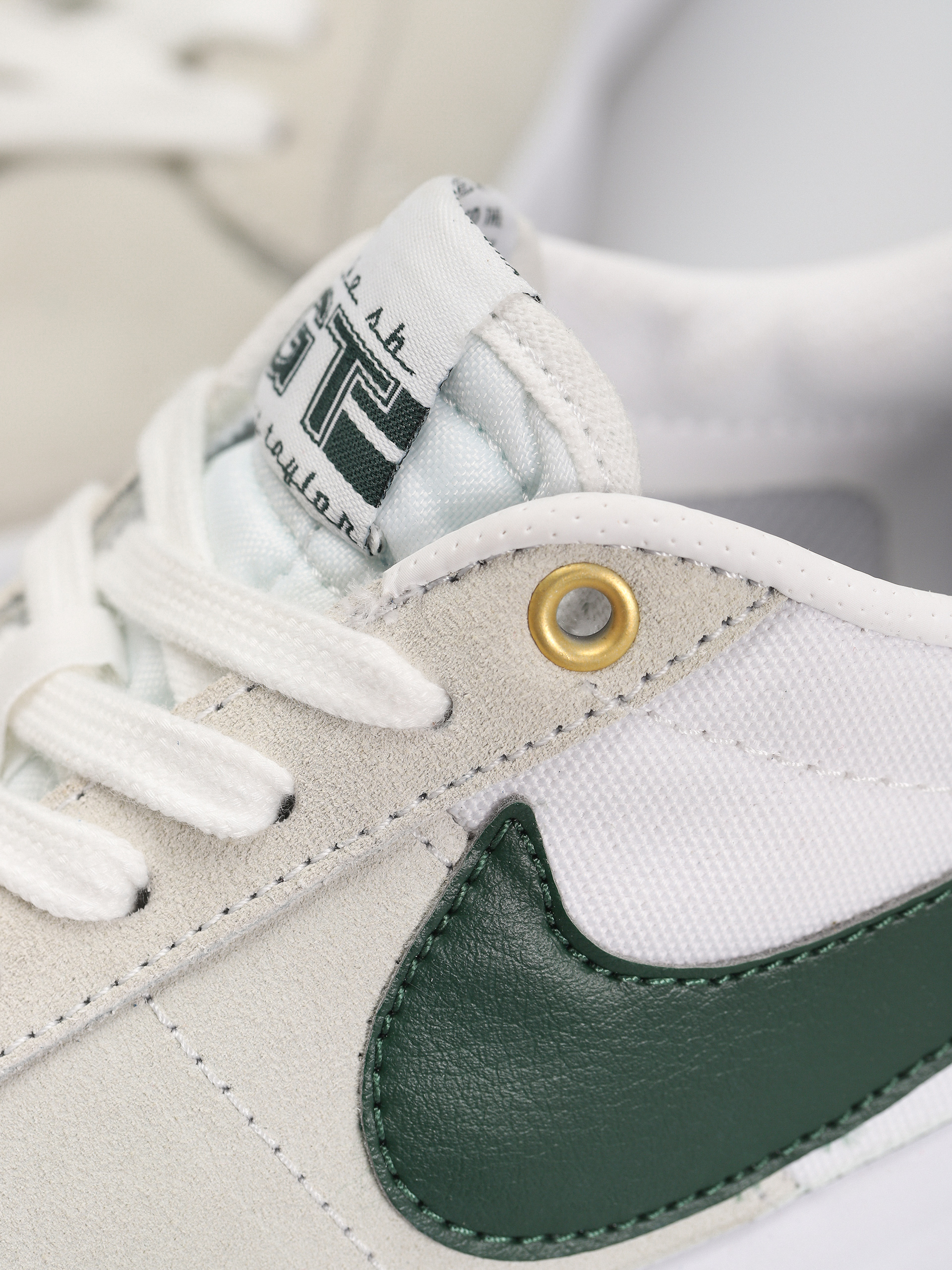 Topánky Nike SB Zoom Blazer Low Pro Gt (white/fir white gum light brown)