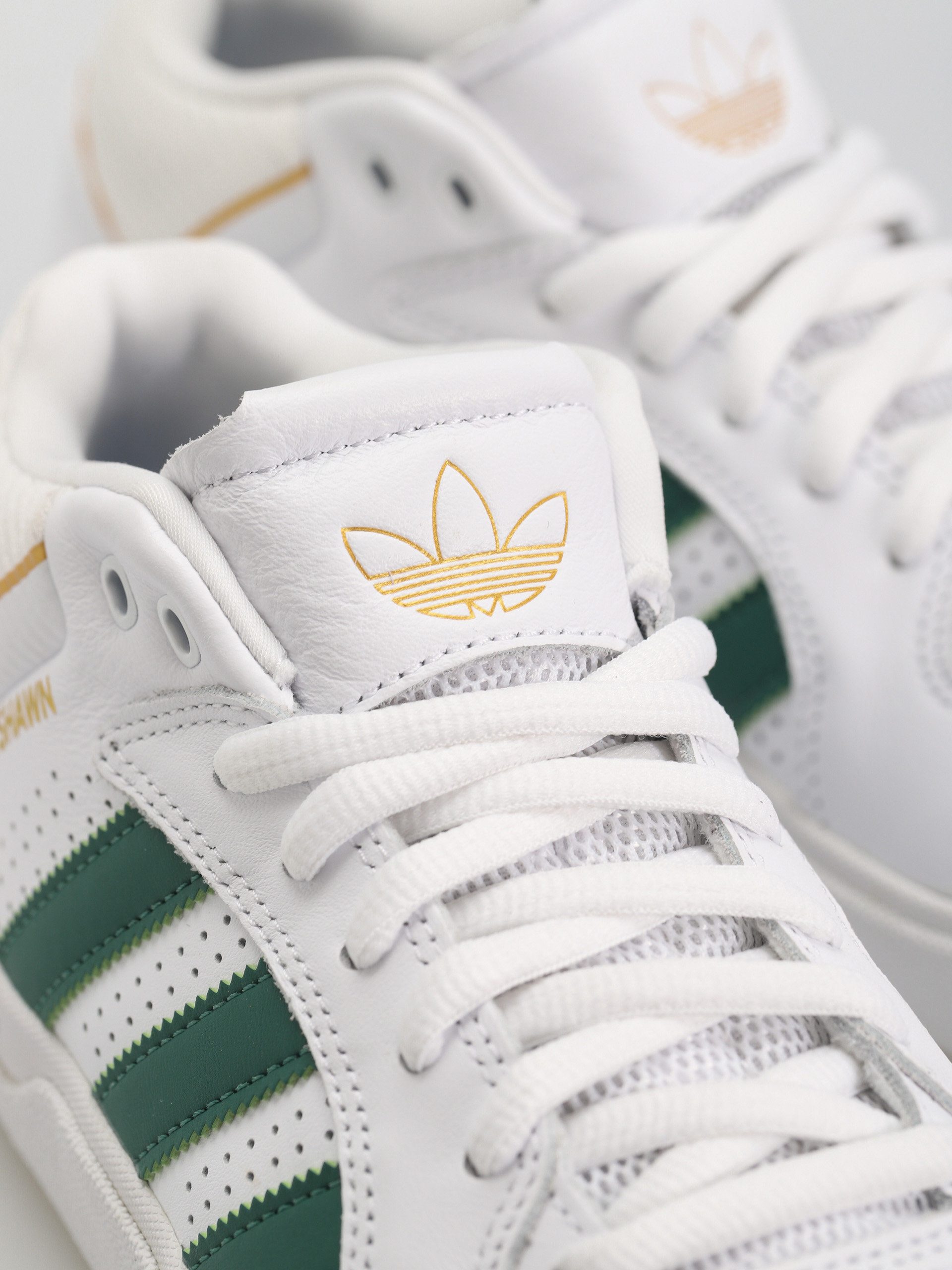 Topánky adidas Tyshawn (ftwwht/drkgrn/blubir)