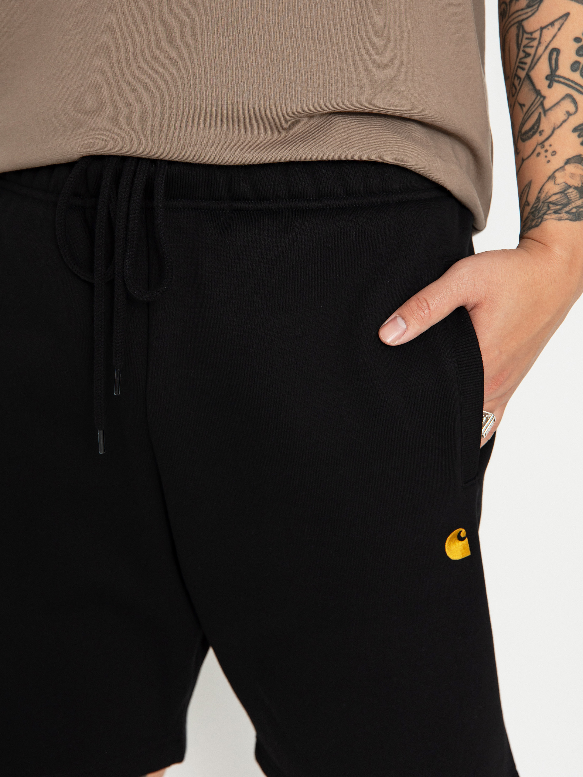 Kraťasy Carhartt WIP Chase (black/gold)