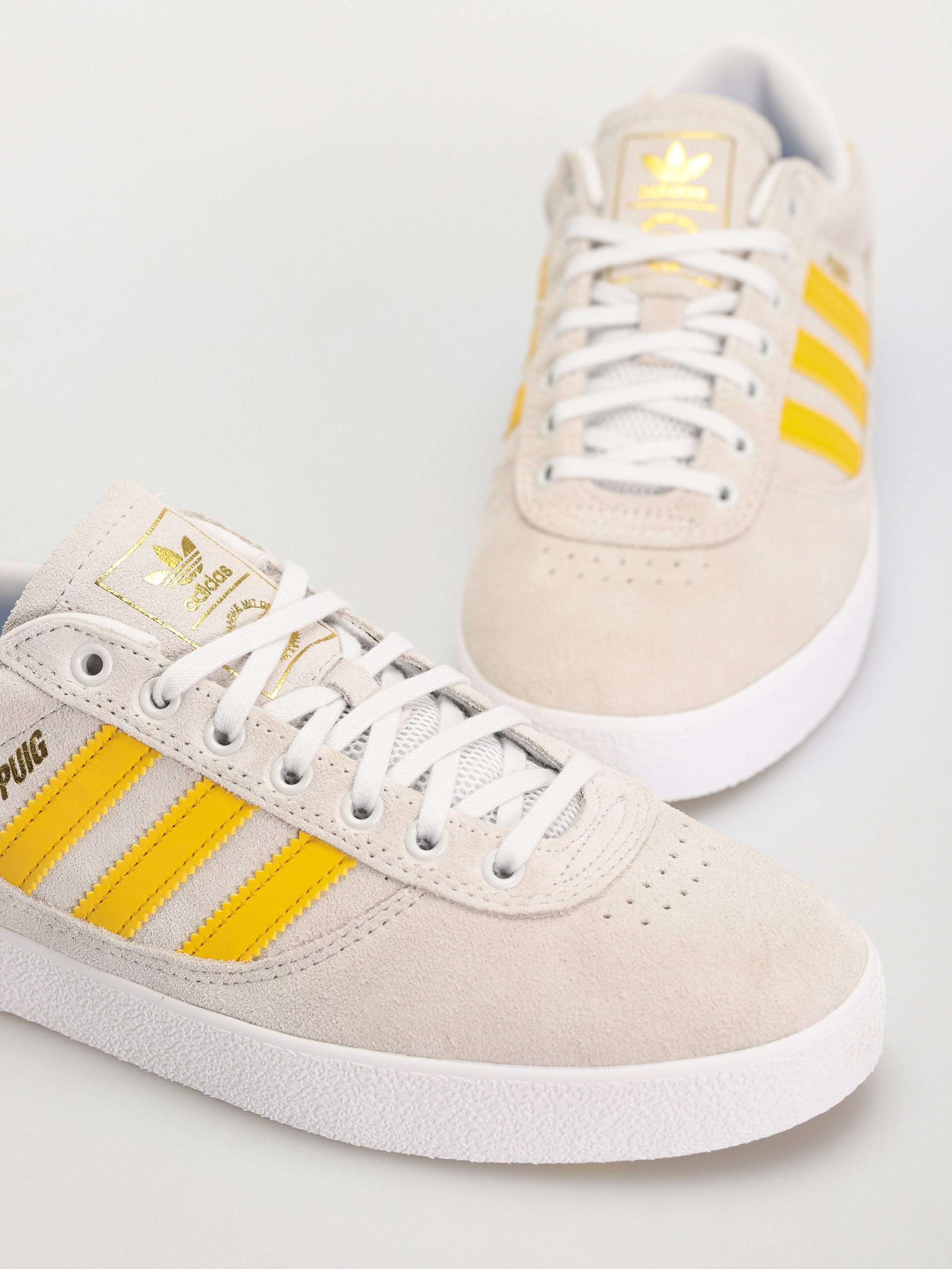 Topánky adidas Puig Indoor (crywht/bogold/ftwwht)