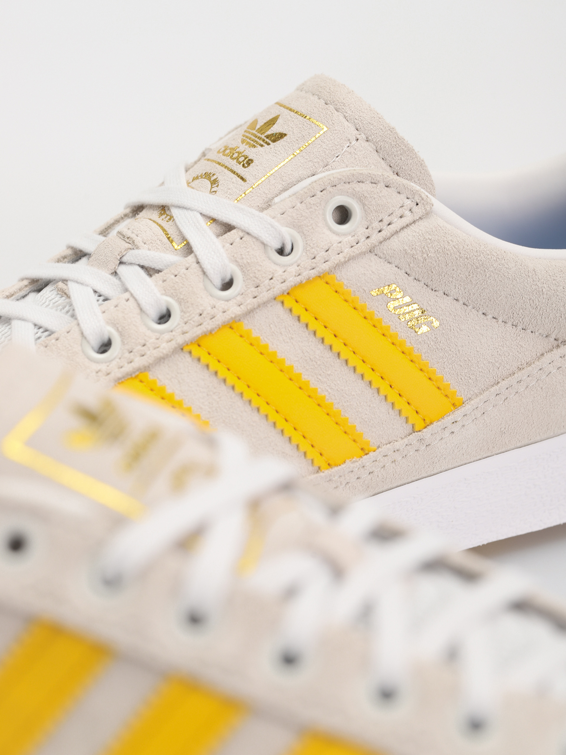 Topánky adidas Puig Indoor (crywht/bogold/ftwwht)
