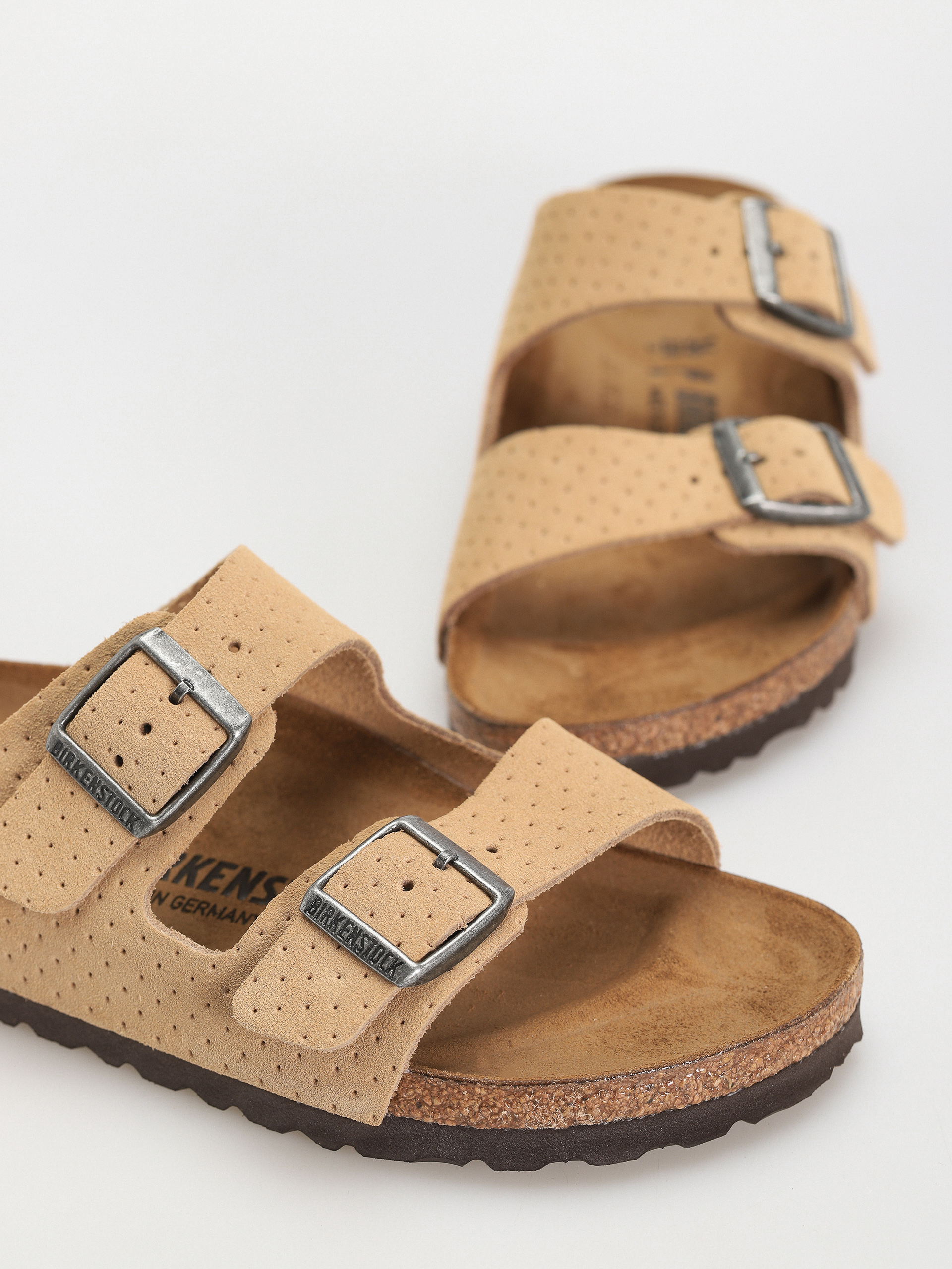 Šľapky Birkenstock Arizona Suede Embossed Narrow Wmn (emboss dots new beige)