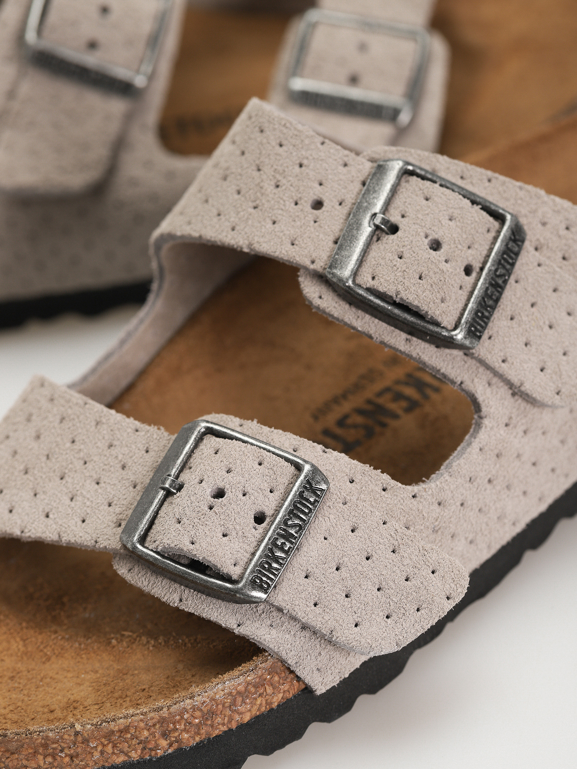 Šľapky Birkenstock Arizona Suede Embossed Narrow Wmn (emboss dots stone coin)