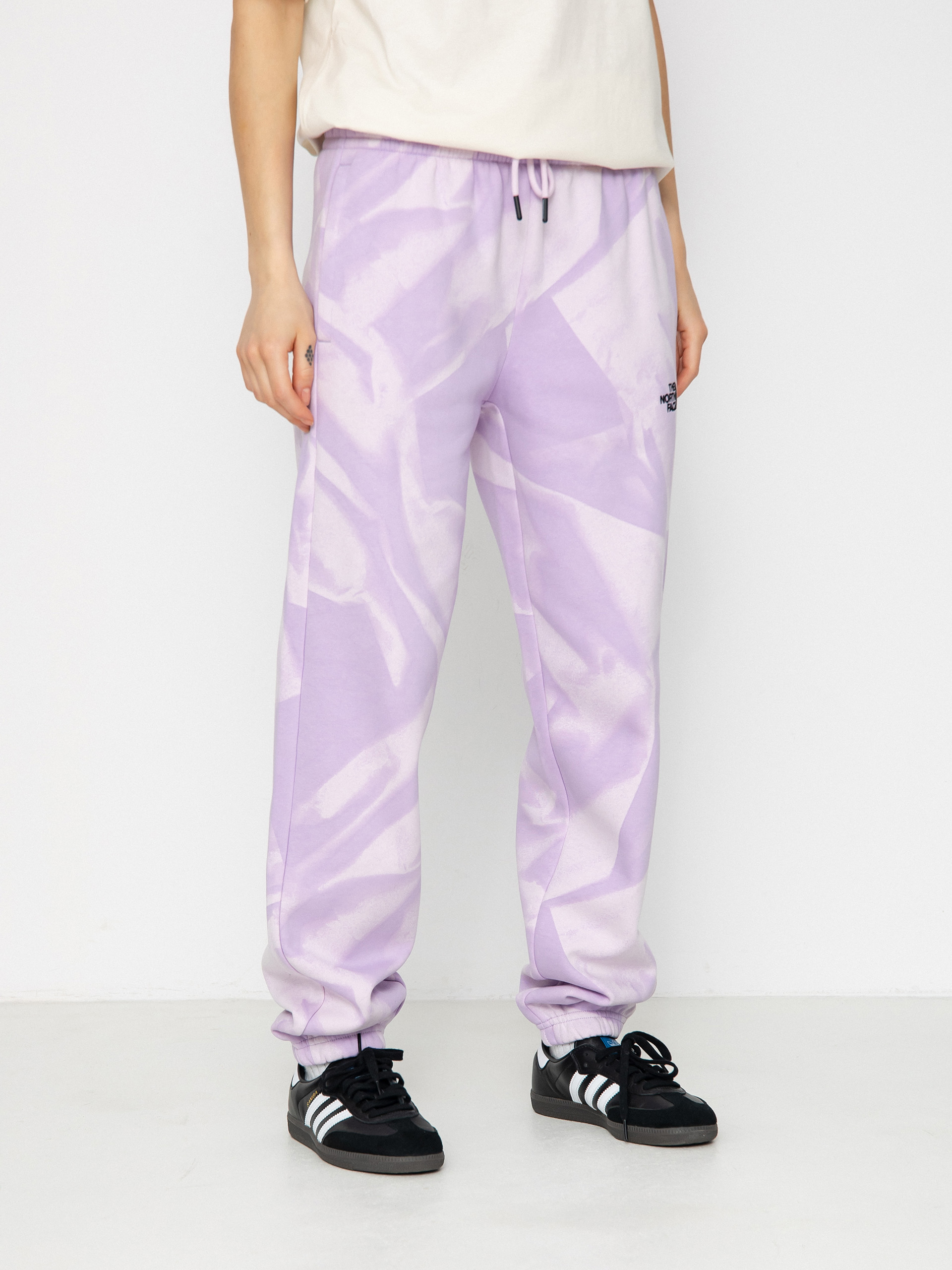 Nohavice The North Face Essential Jogger Print Wmn (icy lilac garment fold)