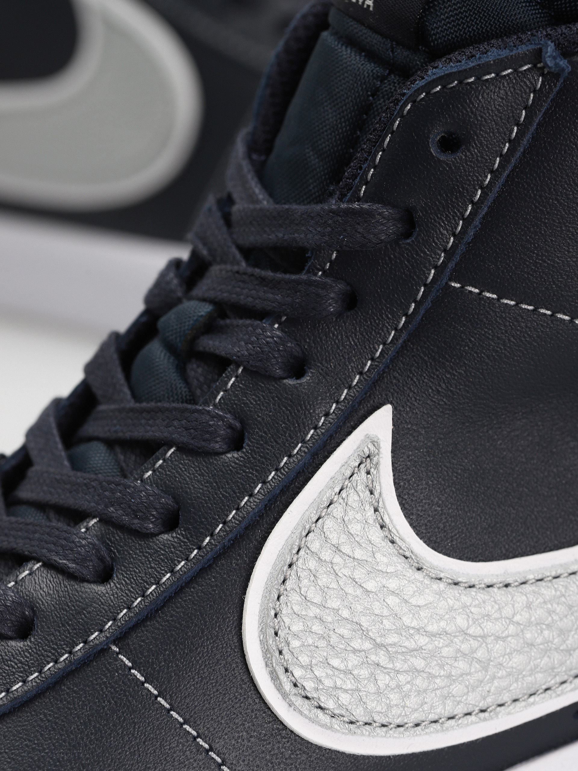 Topánky Nike SB Zoom Blazer Mid Mason Silva QS (dark obsidian/metallic silver white)