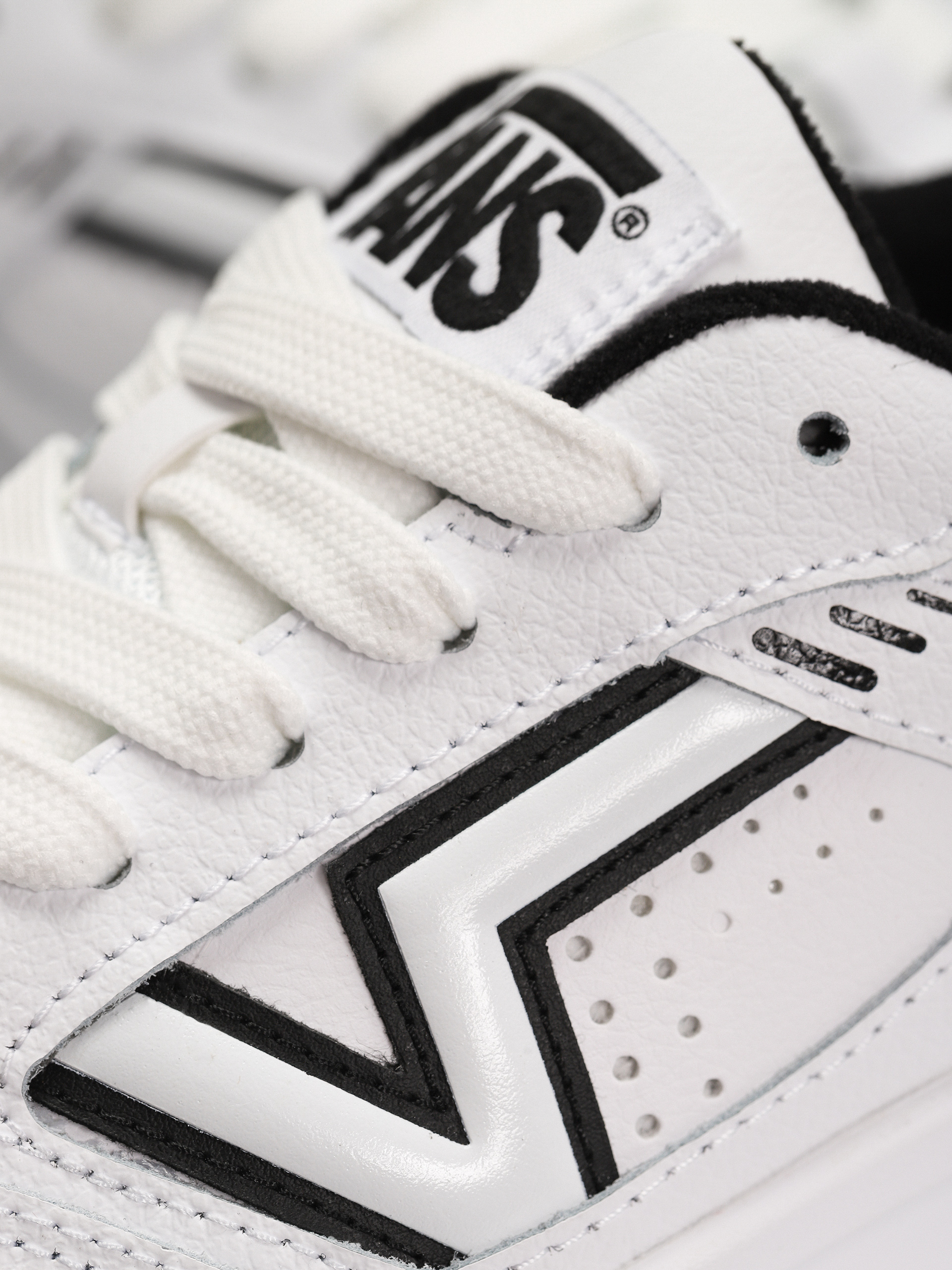 Topánky Vans Upland (white/black)