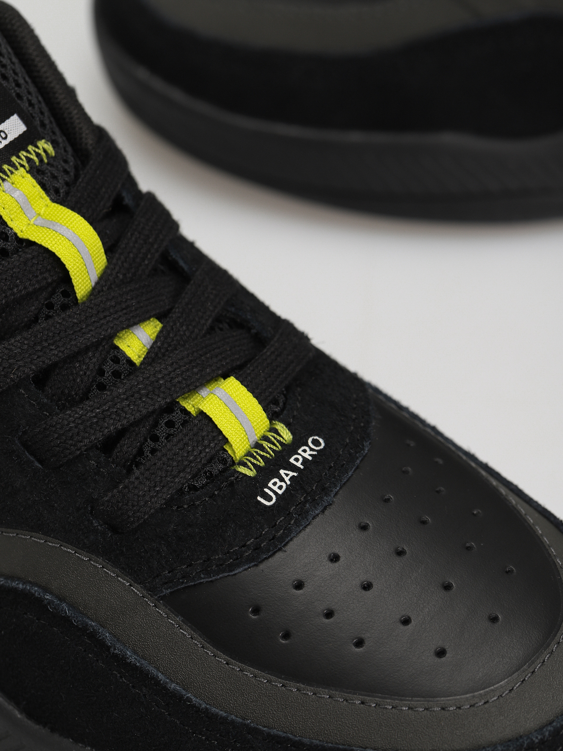 Topánky Cariuma UBA PRO (all black/green & off white)