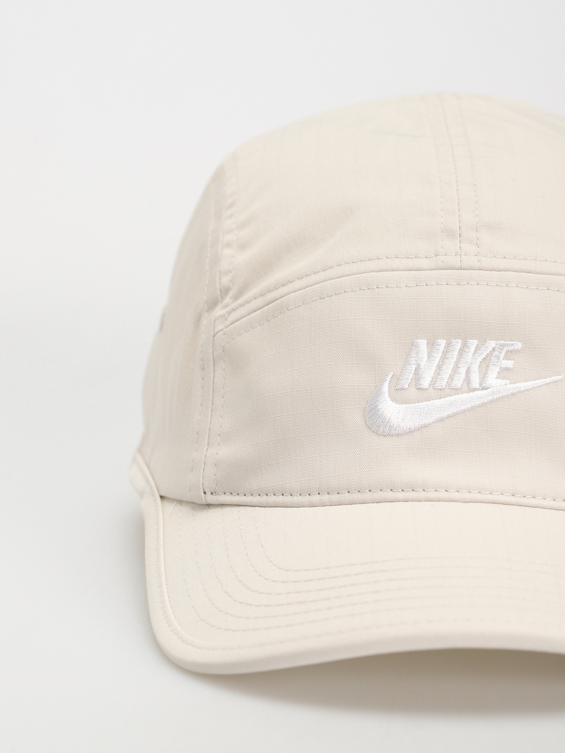 Šiltovka Nike SB Fly (lt orewood brn/white)