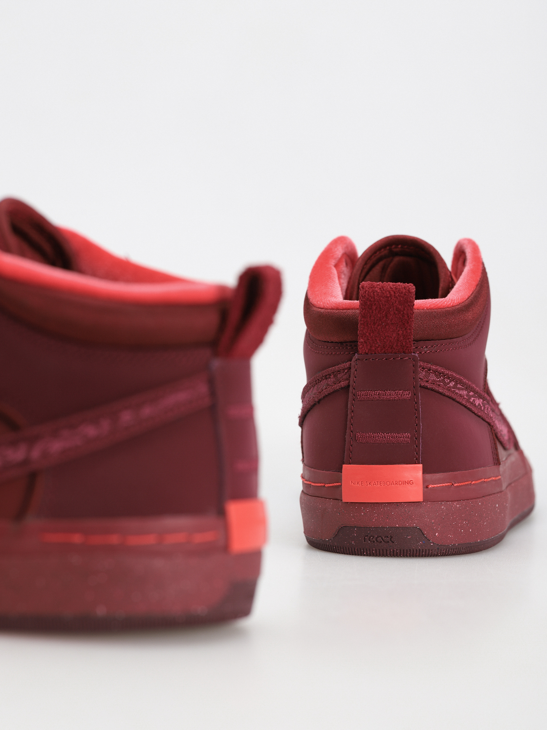 Topánky Nike SB React Leo Prm (dark beetroot/dark beetroot team red)