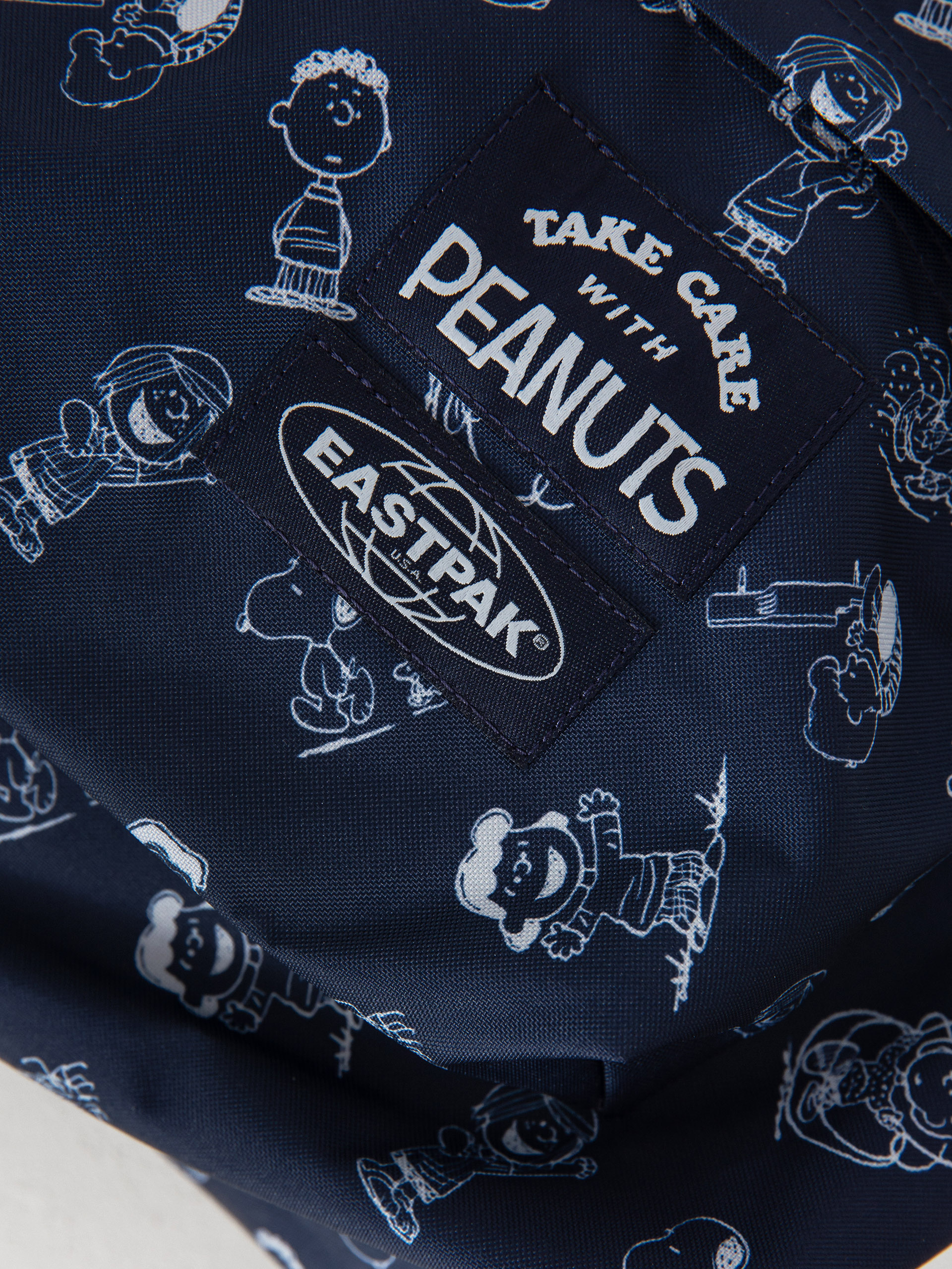 Batoh Eastpak X Peanuts Padded Pak'R (peanuts navy)