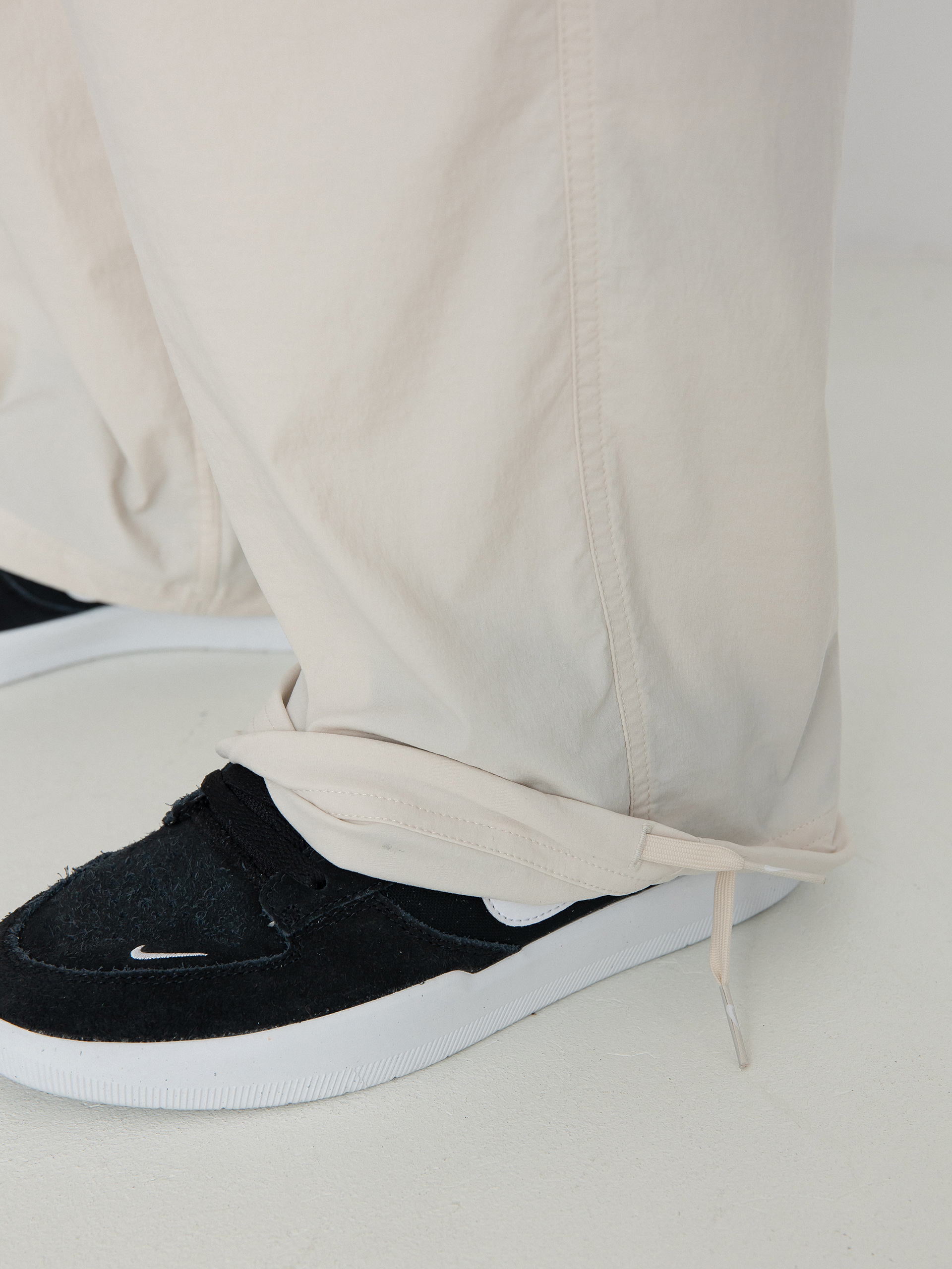 Nohavice Nike SB Kearny (lt orewood brn/white)