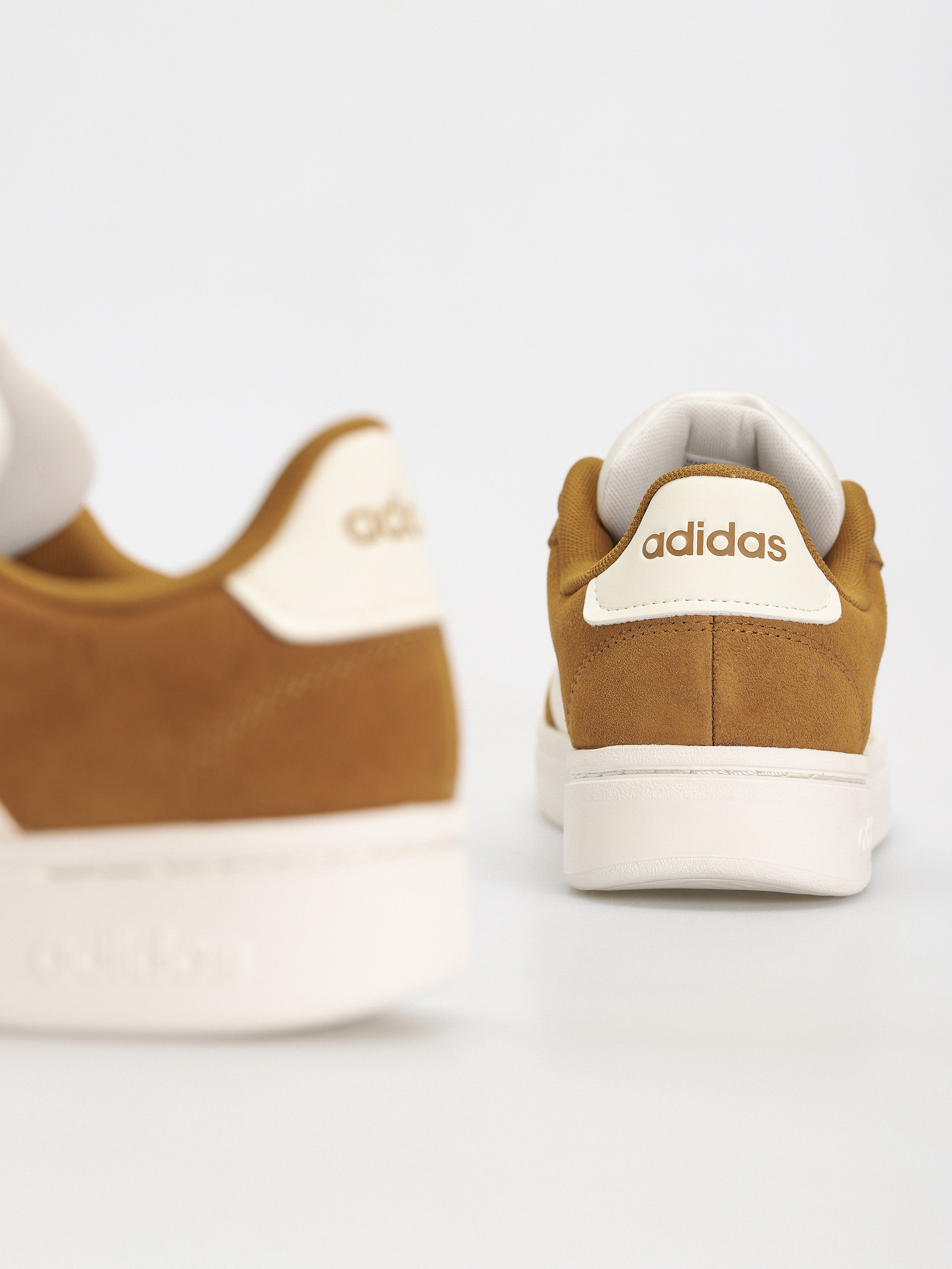 Topánky adidas Grand Court Alpha 0 (brostr/owhite/owhite)