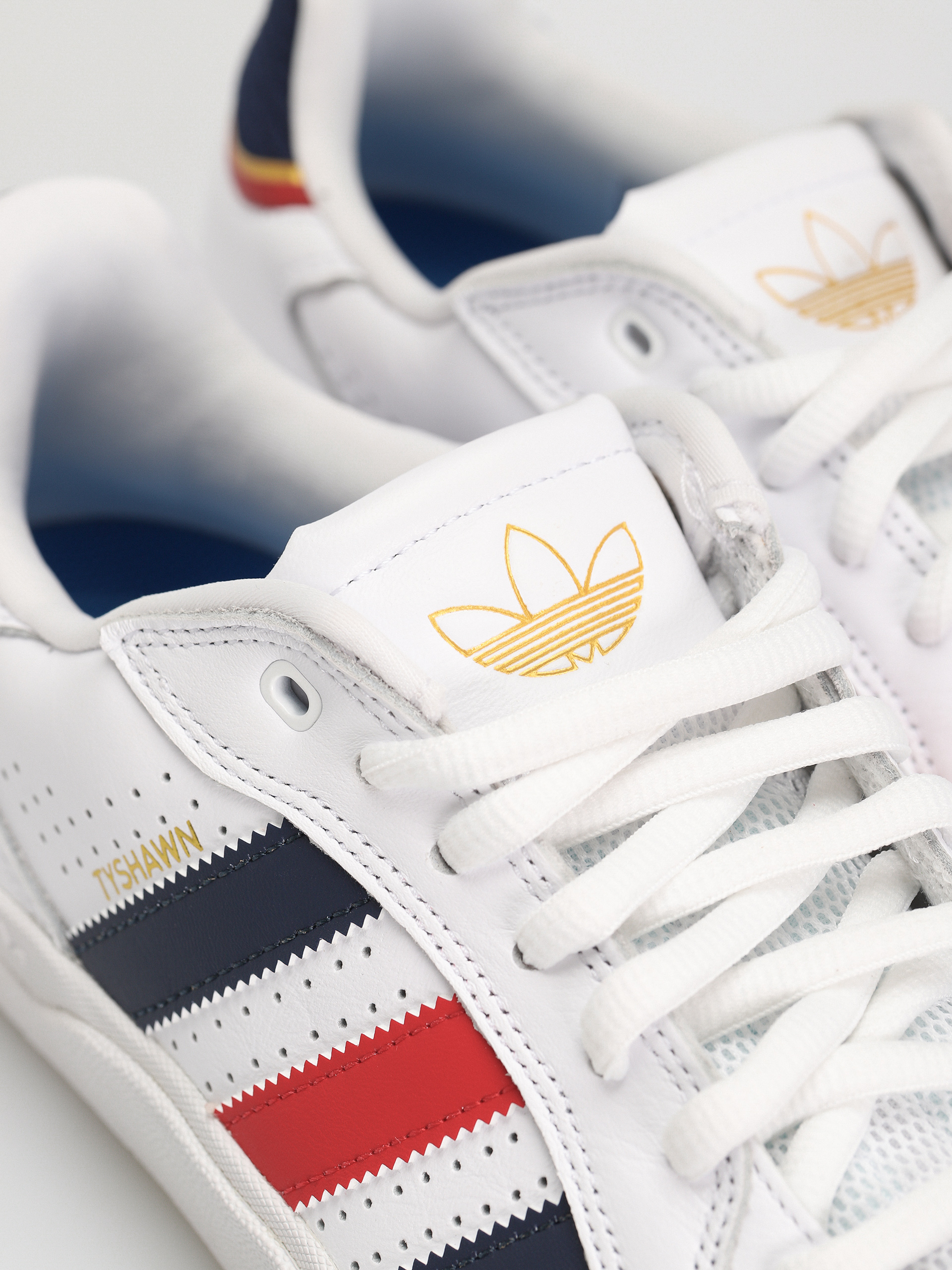 Topánky adidas Tyshawn LOW (ftwwht/betsca/goldmt)