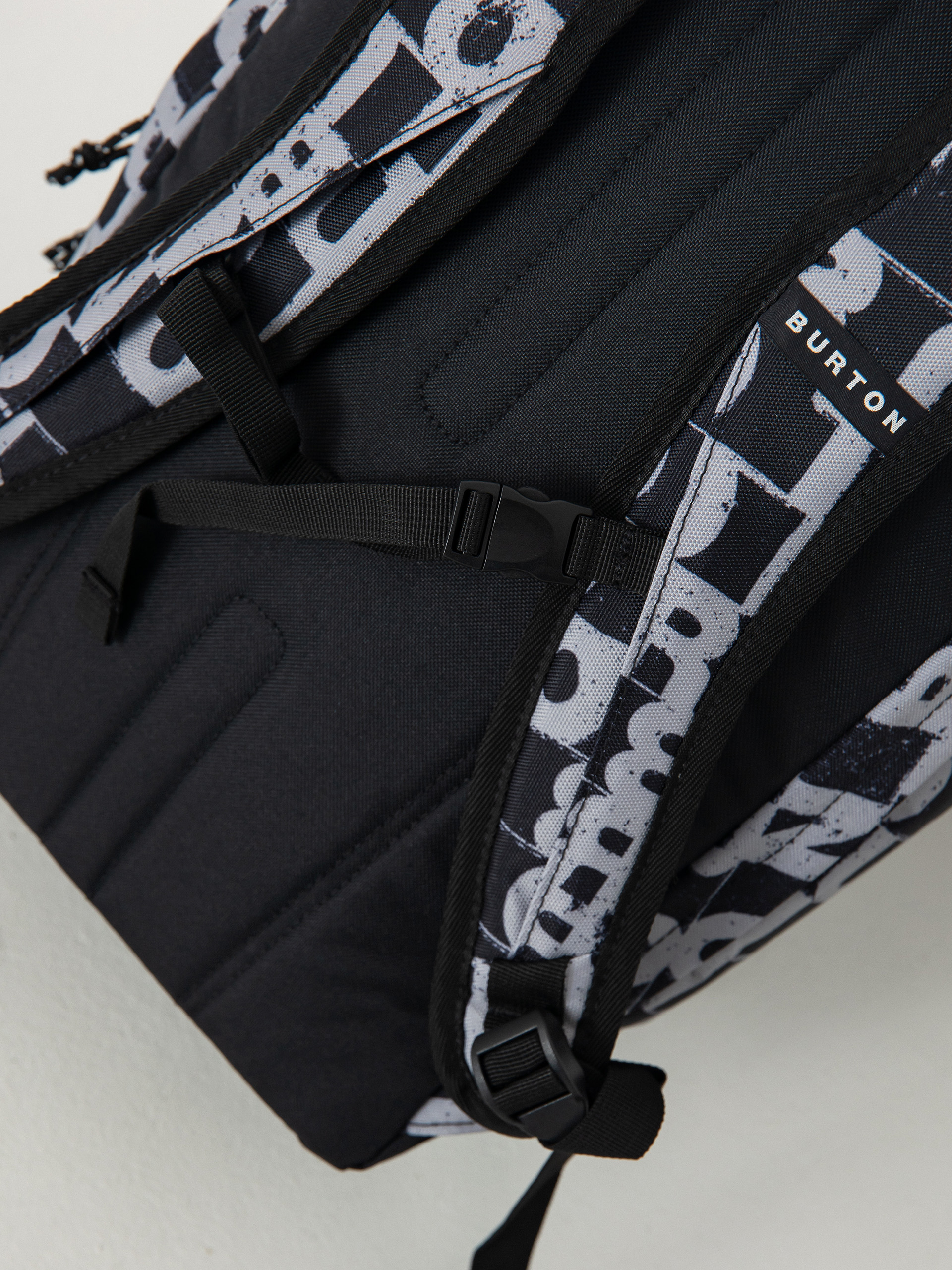 Batoh Burton Distortion 18L JR (lined letters)