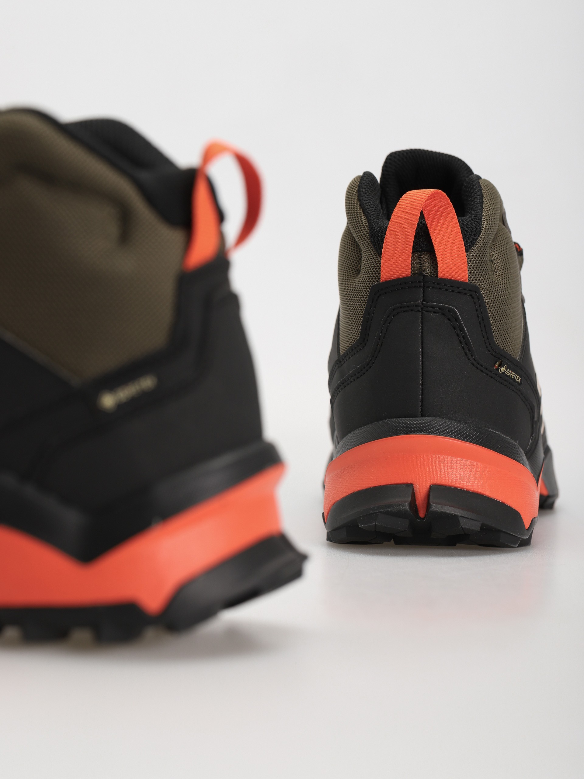 Topánky adidas Terrex Ax4 Mid Gtx (olistr/wonbei/cblack)