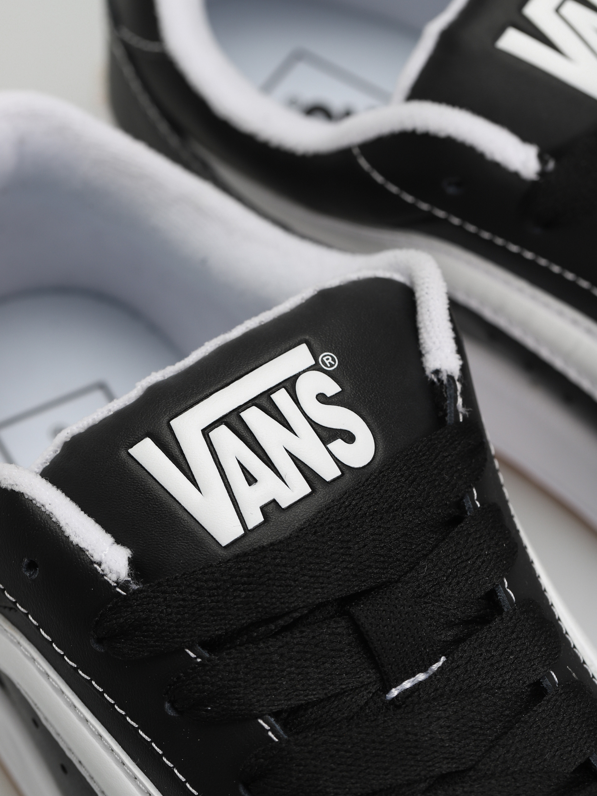 Topánky Vans Hylane (black/white/gum)