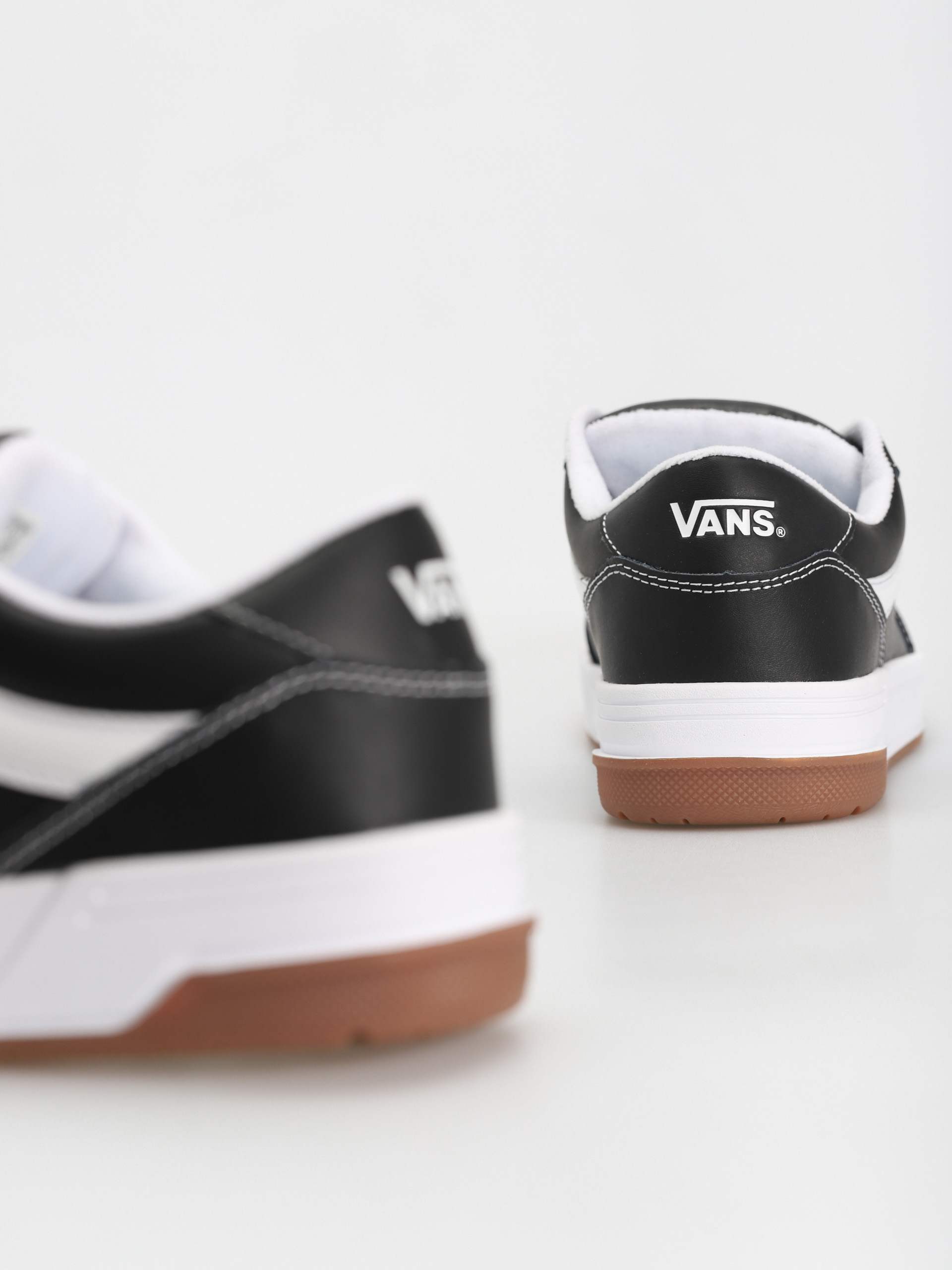 Topánky Vans Hylane (black/white/gum)