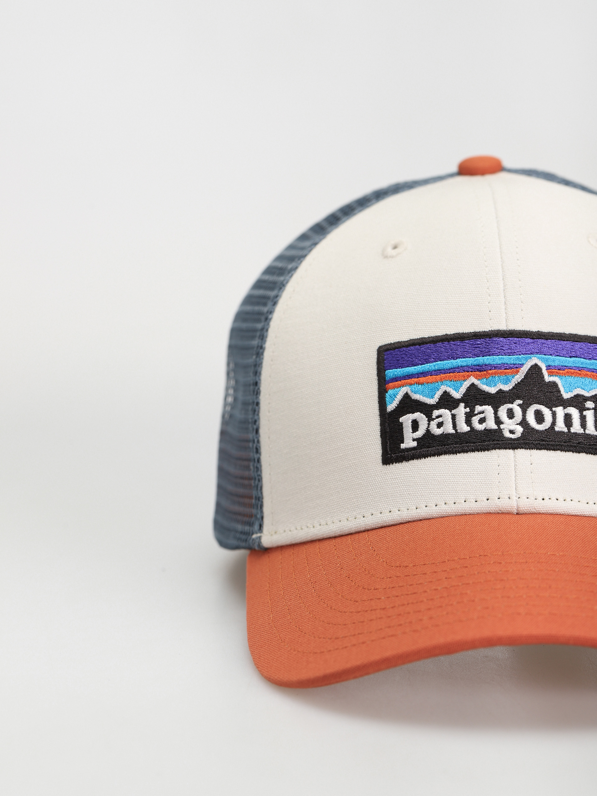 Šiltovka Patagonia P 6 Logo LoPro Trucker (white w/redtail rust)