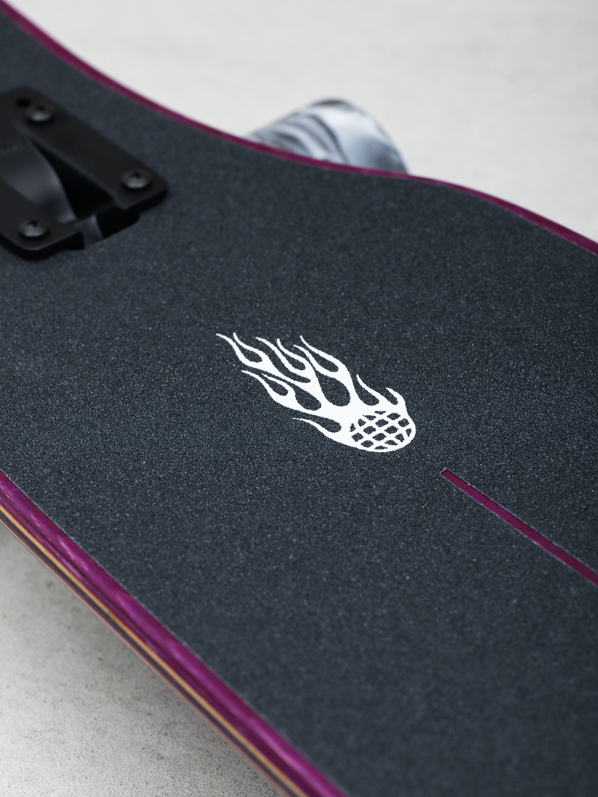 Longboard Globe Outlier (purple flames)
