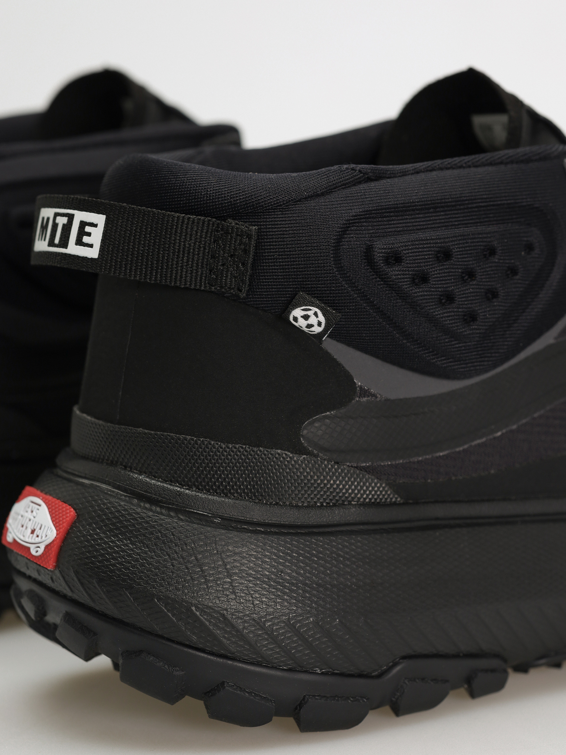 Topánky Vans Crosspath Mid MTE (black/black)