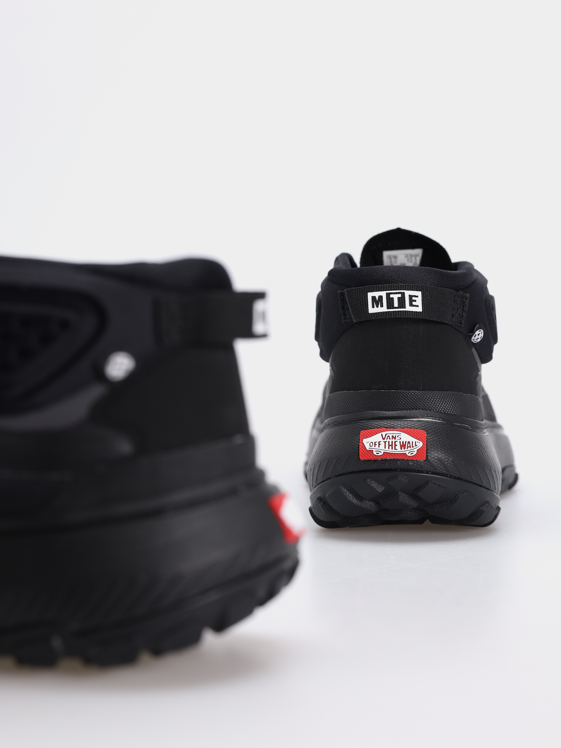 Topánky Vans Crosspath Mid MTE (black/black)