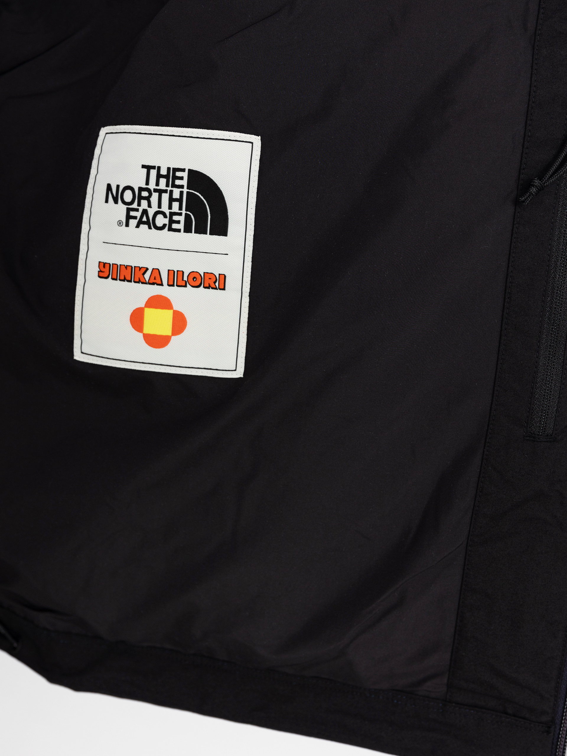 Bunda The North Face X Yinka Ilori 2L Rainshell (tnf black/solar blue)