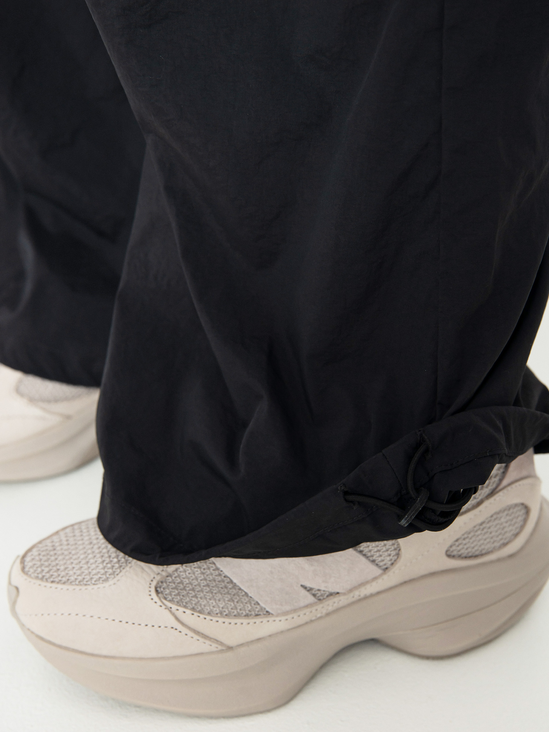 Nohavice New Balance Nylon Cargo Wmn (black)