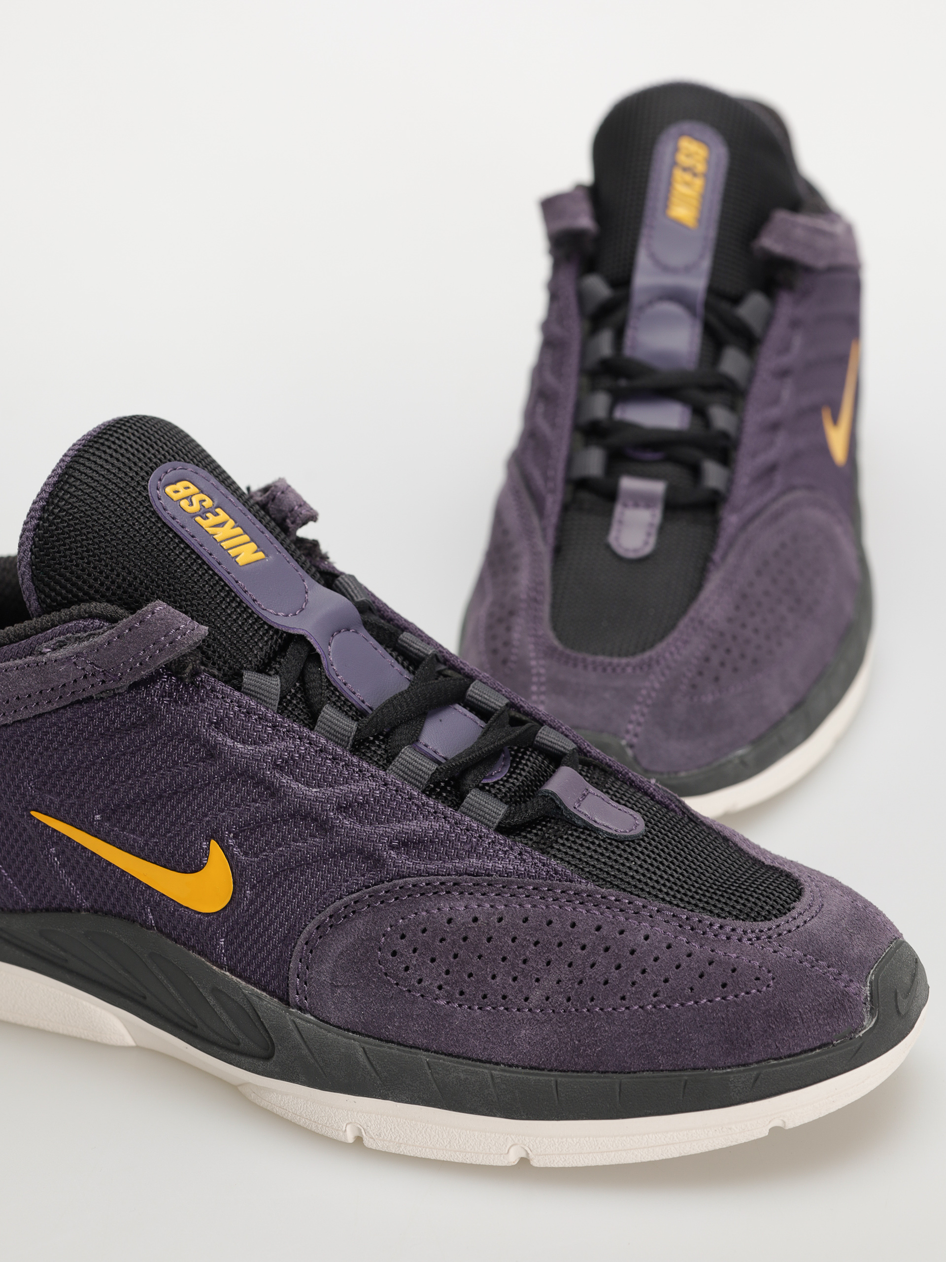 Topánky Nike SB Vertebrae (dark raisin/university gold black)