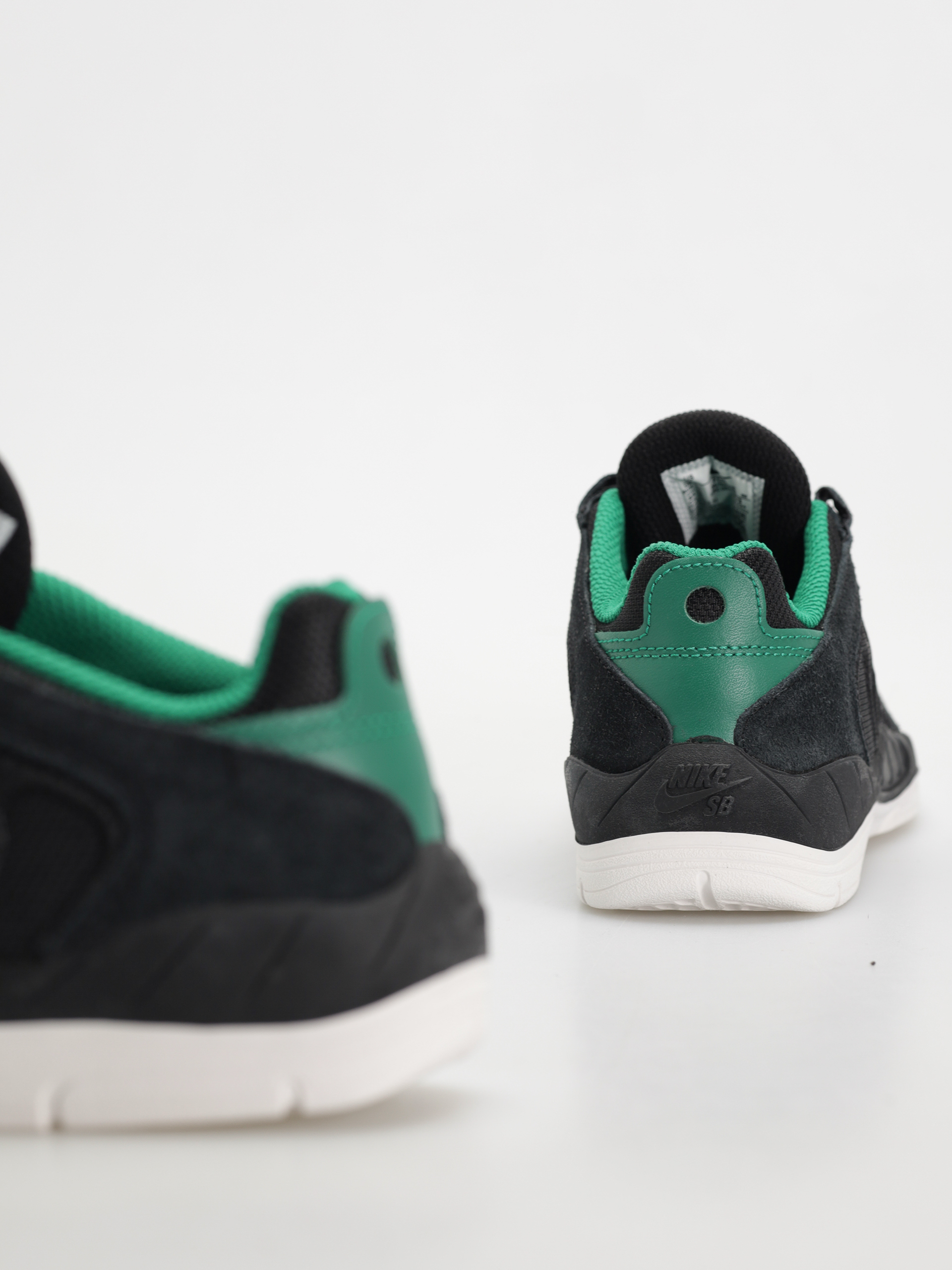 Topánky Nike SB Vertebrae (black/malachite black summit white)