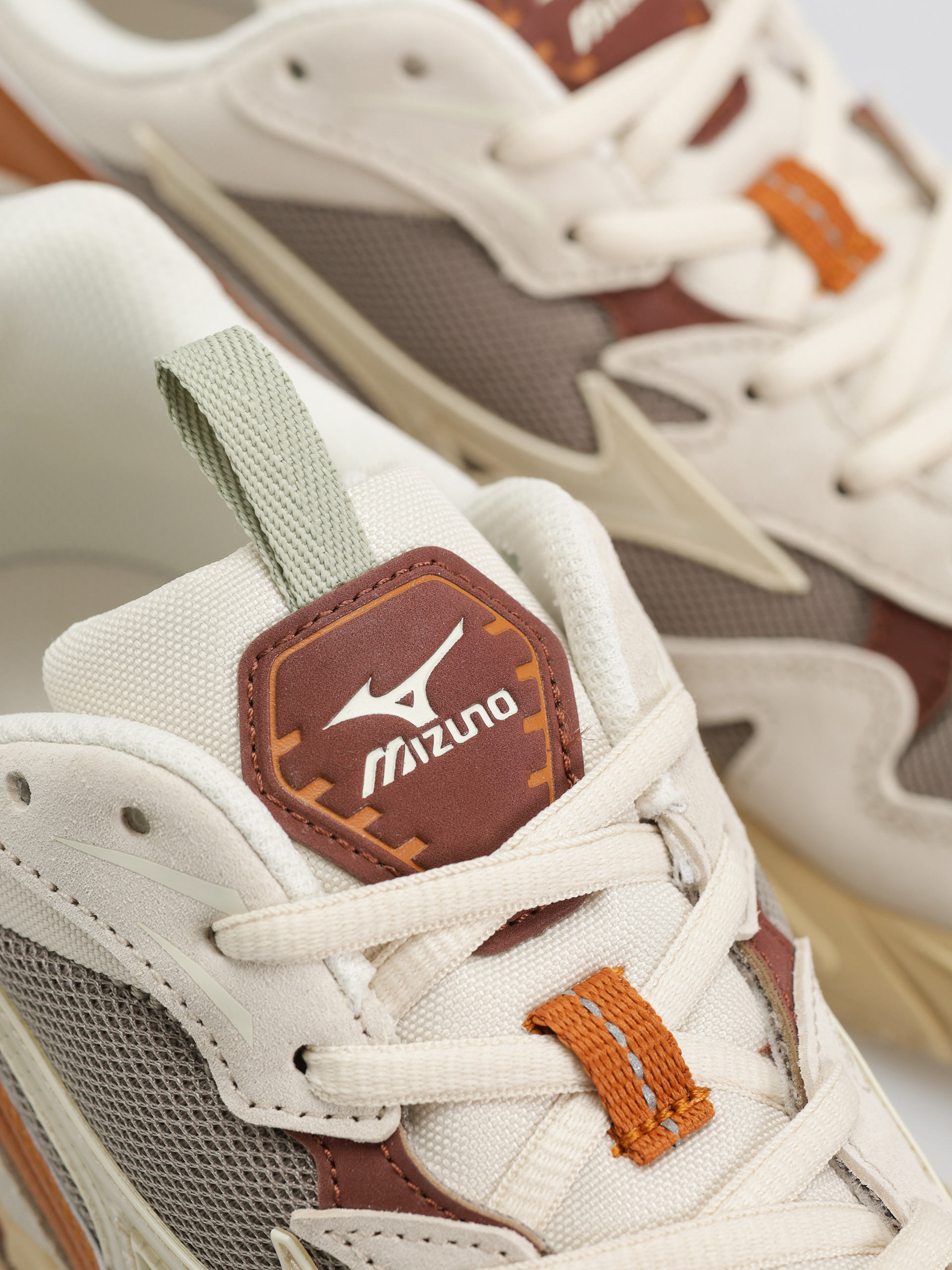 Topánky Mizuno Wave Rider 10 Premium (vintage khaki/summer sand/pumpkin spice)