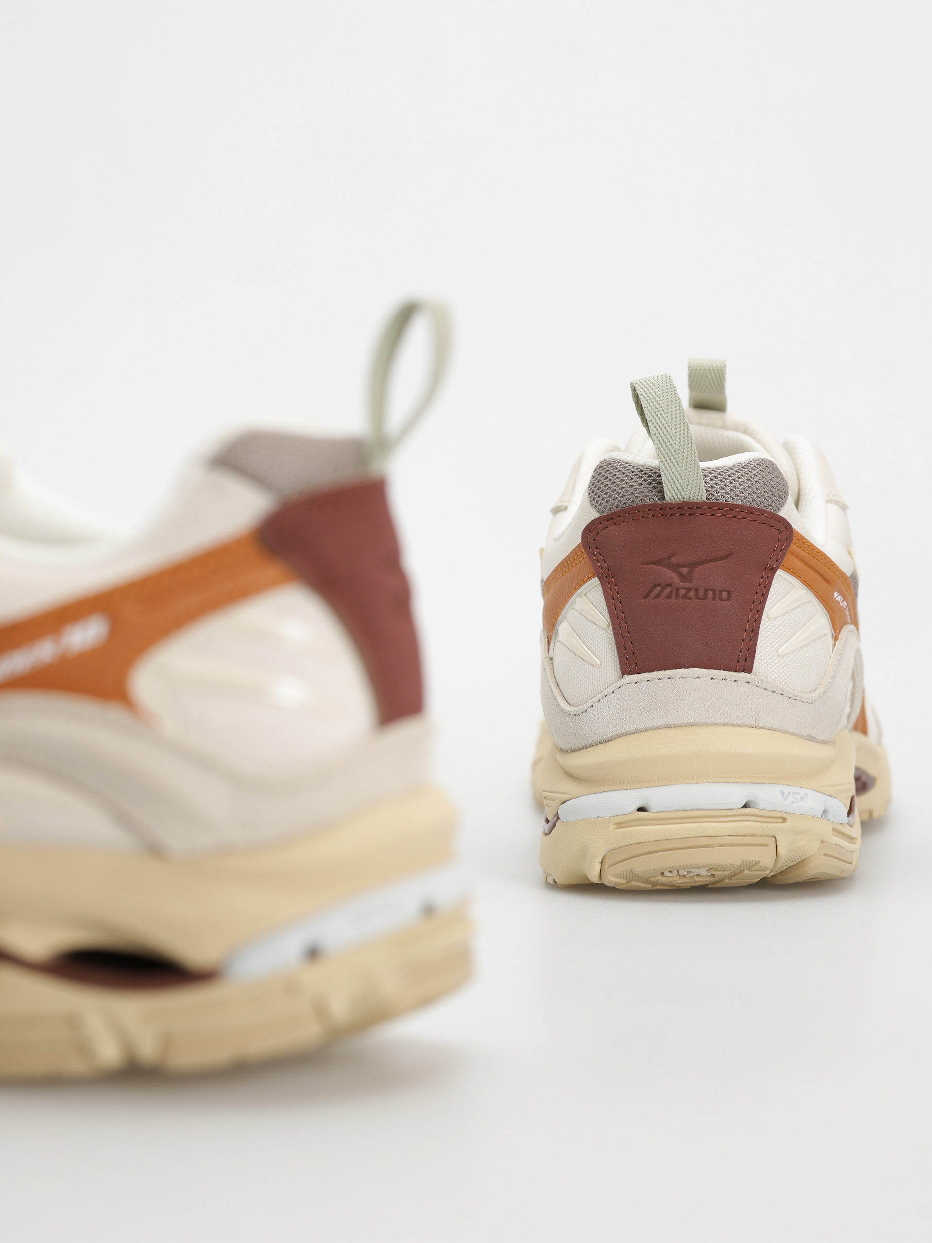Topánky Mizuno Wave Rider 10 Premium (vintage khaki/summer sand/pumpkin spice)