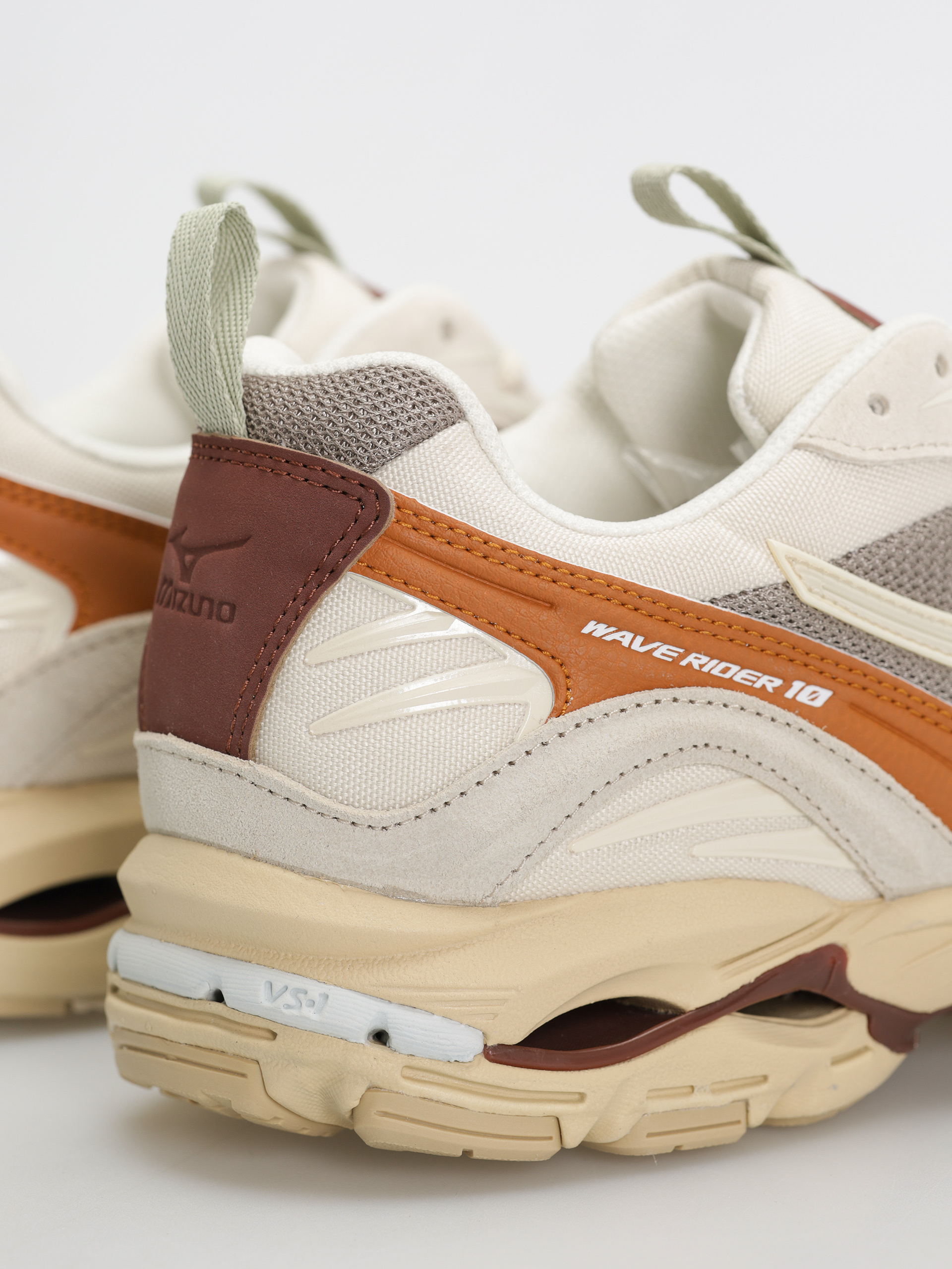 Topánky Mizuno Wave Rider 10 Premium (vintage khaki/summer sand/pumpkin spice)