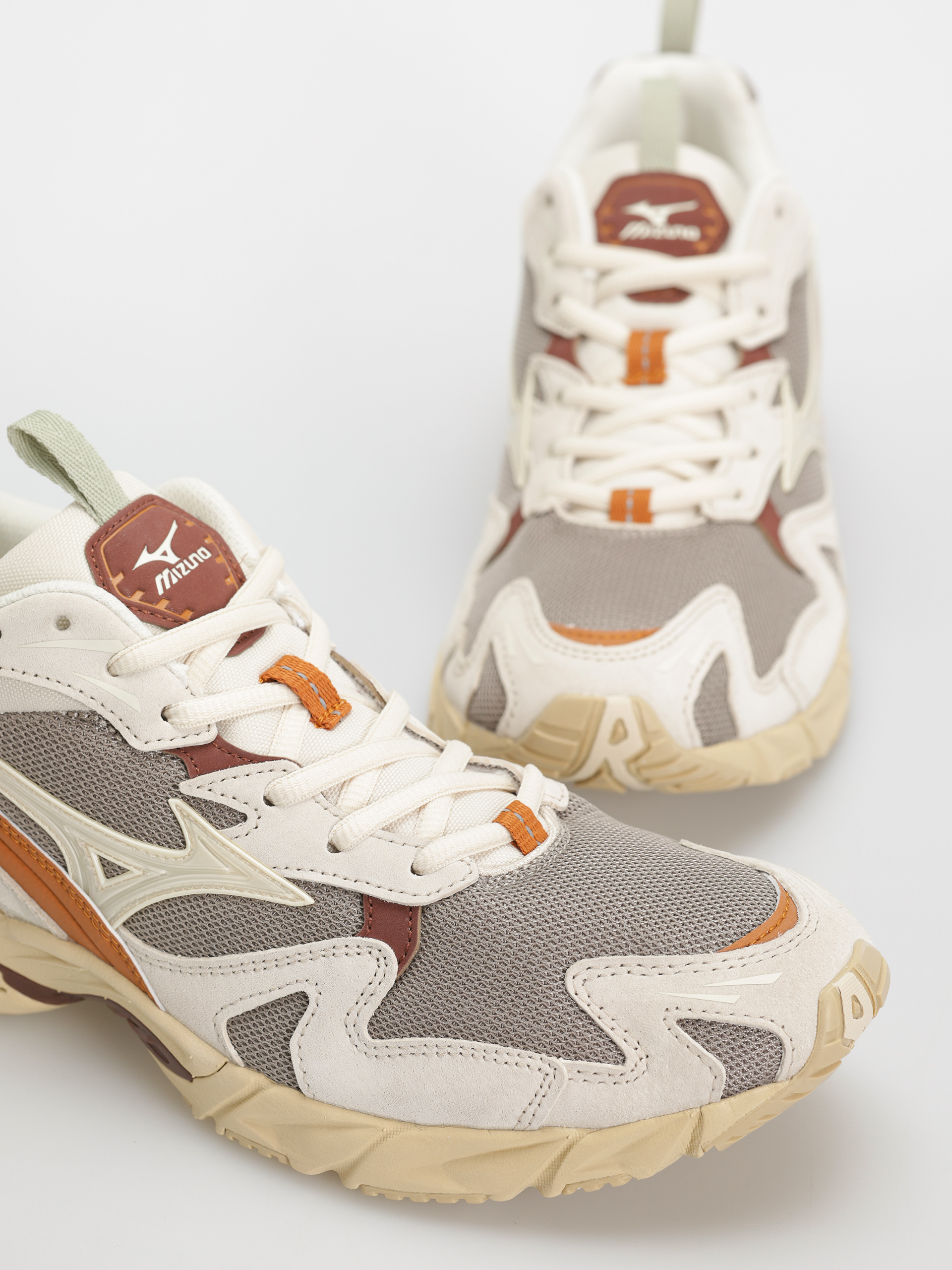 Topánky Mizuno Wave Rider 10 Premium (vintage khaki/summer sand/pumpkin spice)
