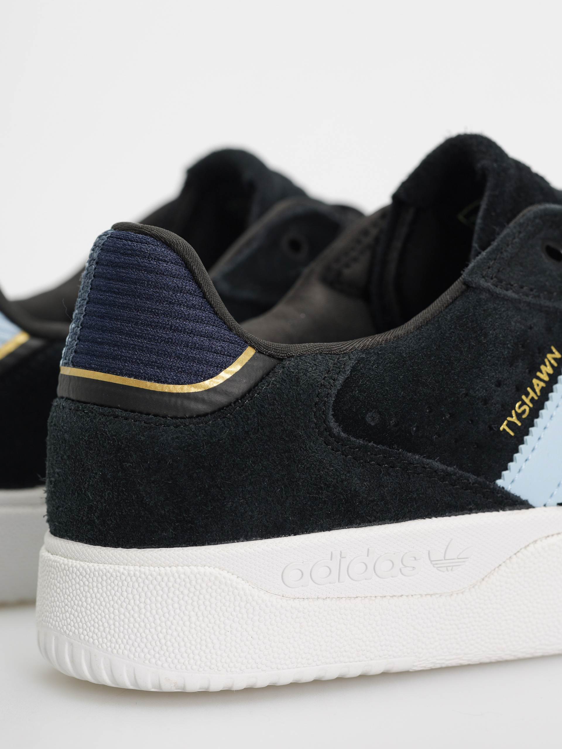 Topánky adidas Tyshawn Low (cblack/clesky/conavy)