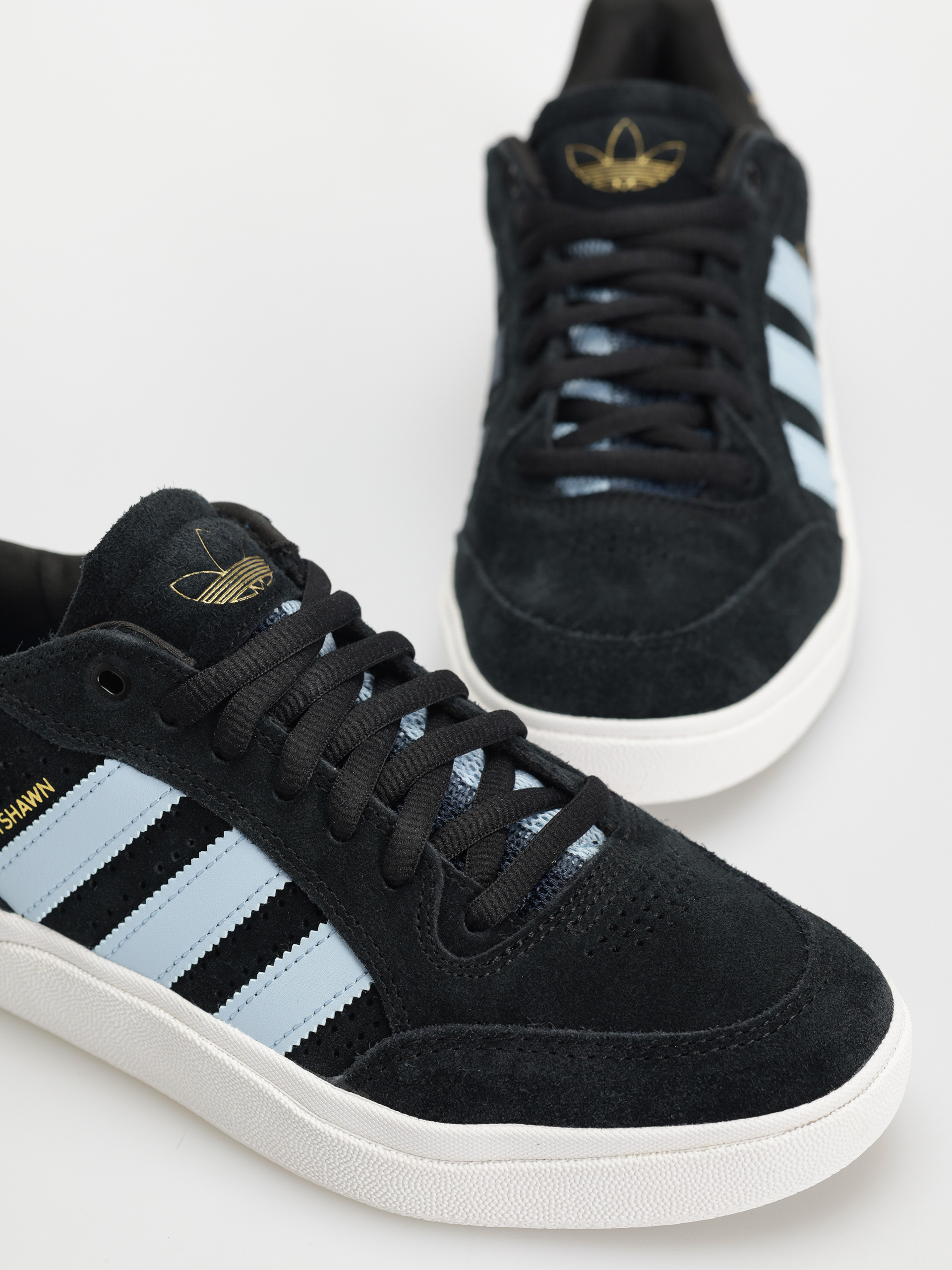 Topánky adidas Tyshawn Low (cblack/clesky/conavy)