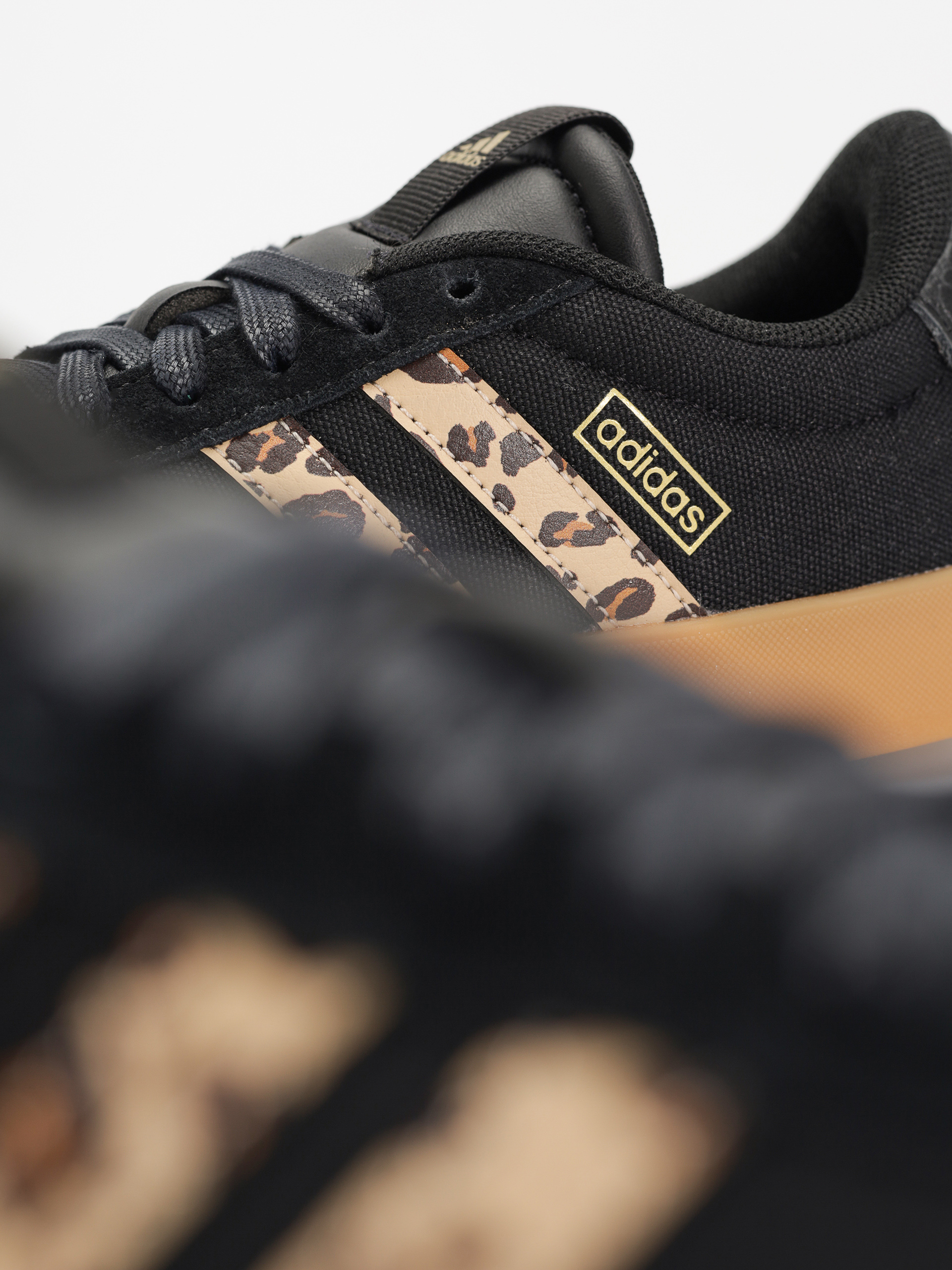 Topánky adidas Vl Court 3.0 Wmn (cblack/shabrn/magold)