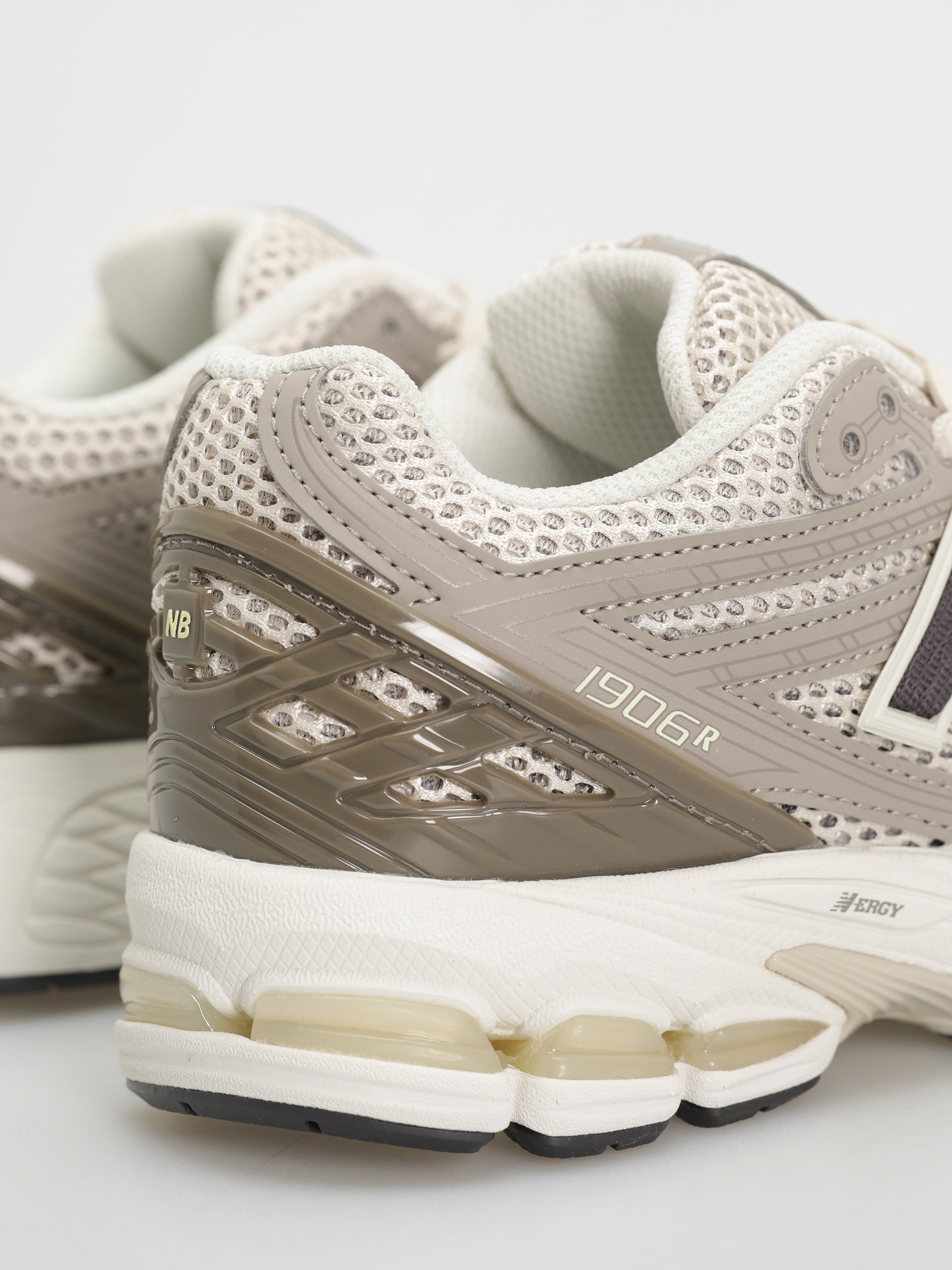 Topánky New Balance 1906 JR (arid stone)