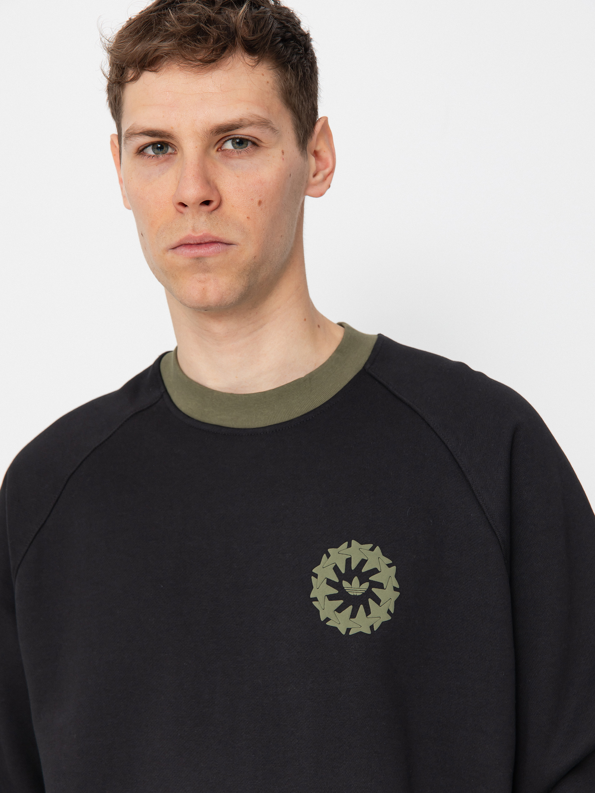 Mikina adidas Star Wheel Crew (black/olistr)