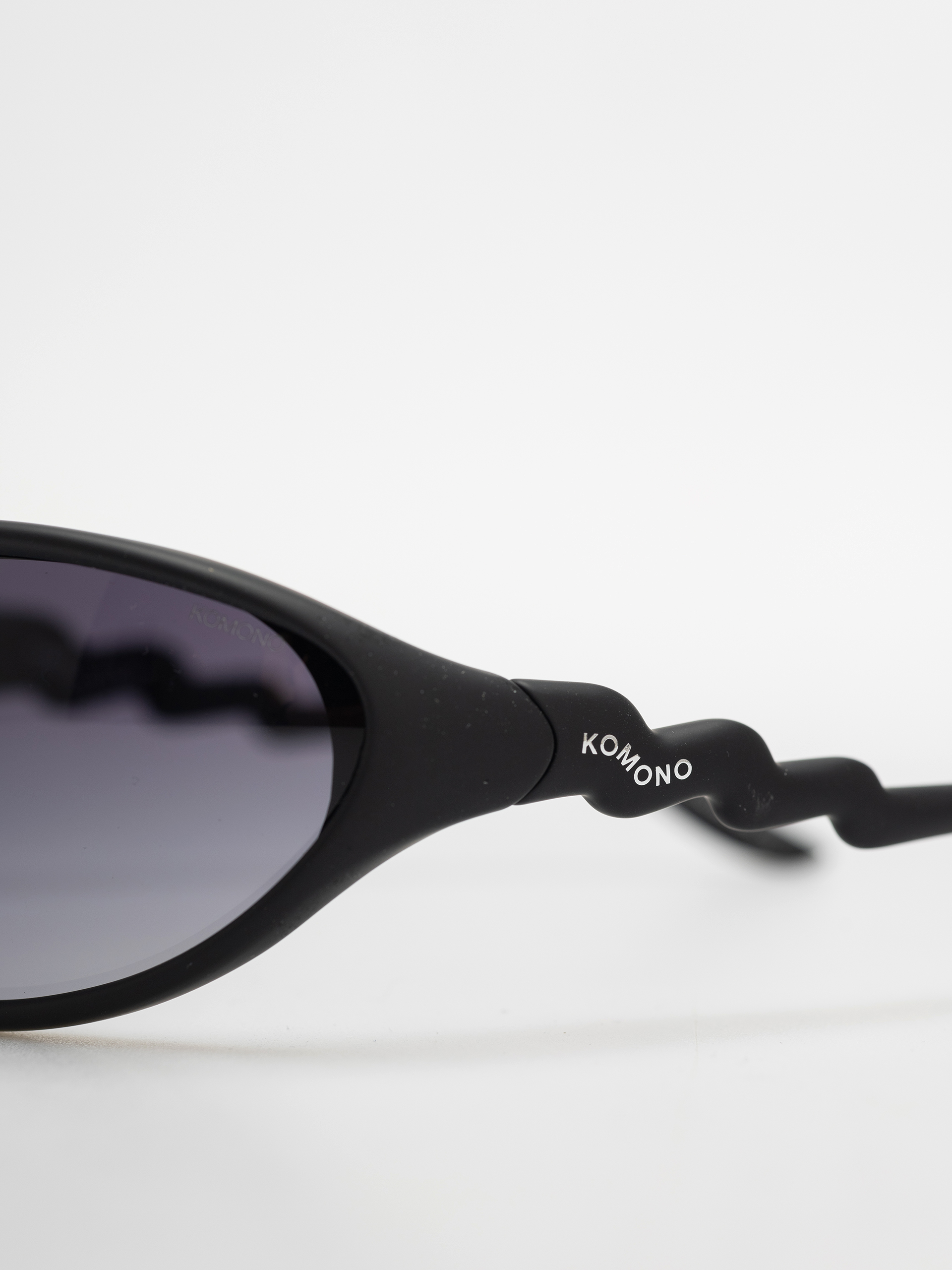 Slnečné okuliare Komono The Glitch (carbon)