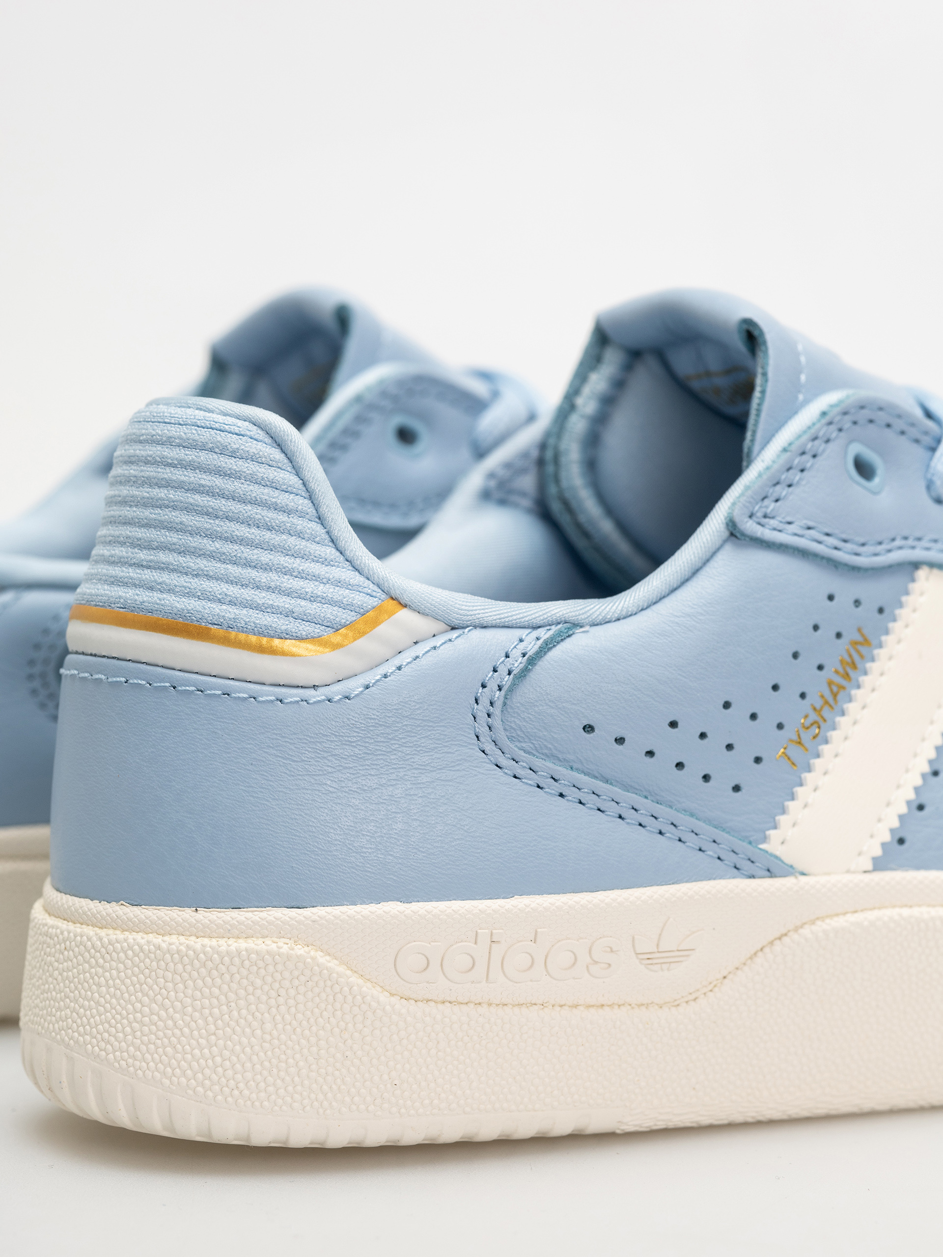 Topánky adidas Tyshawn Low (clesky/cwhite/goldmt)