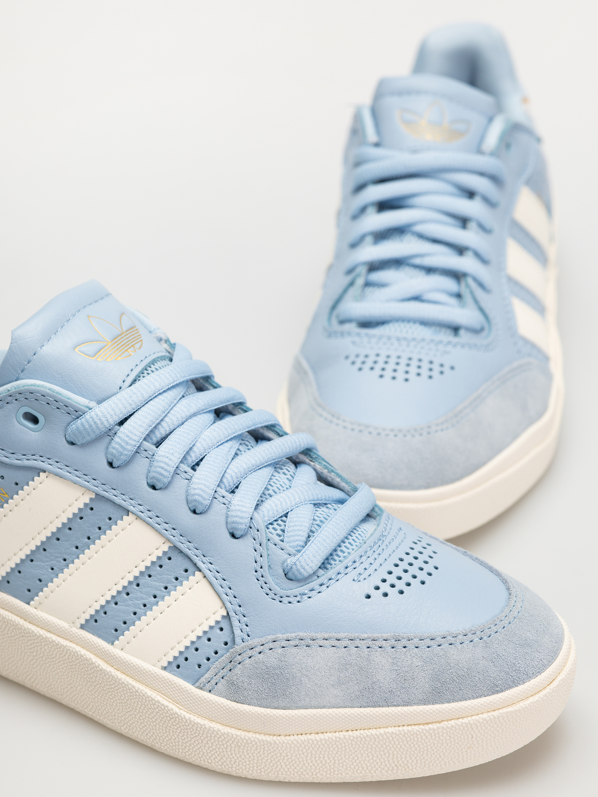 Topánky adidas Tyshawn Low (clesky/cwhite/goldmt)