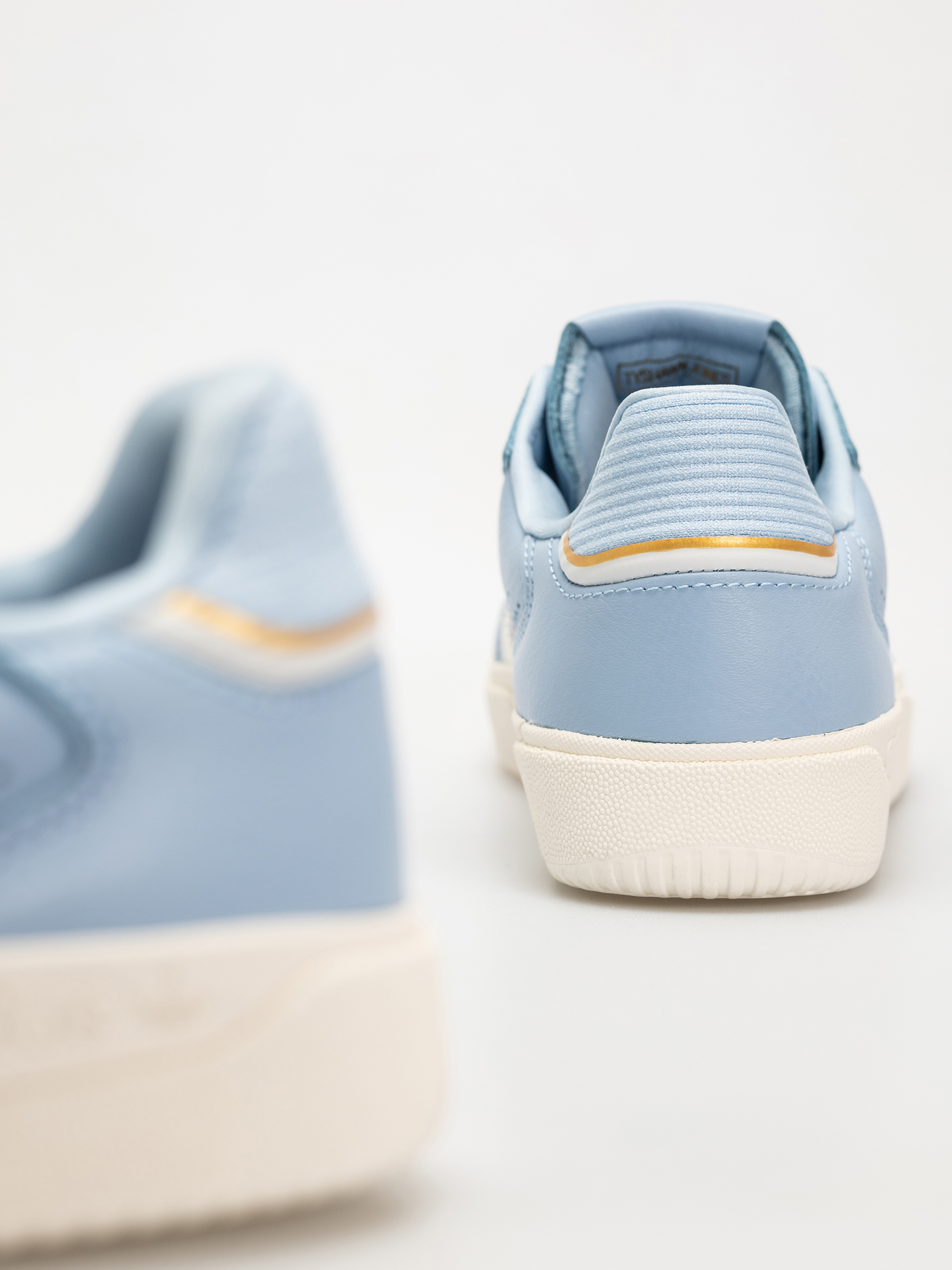 Topánky adidas Tyshawn Low (clesky/cwhite/goldmt)